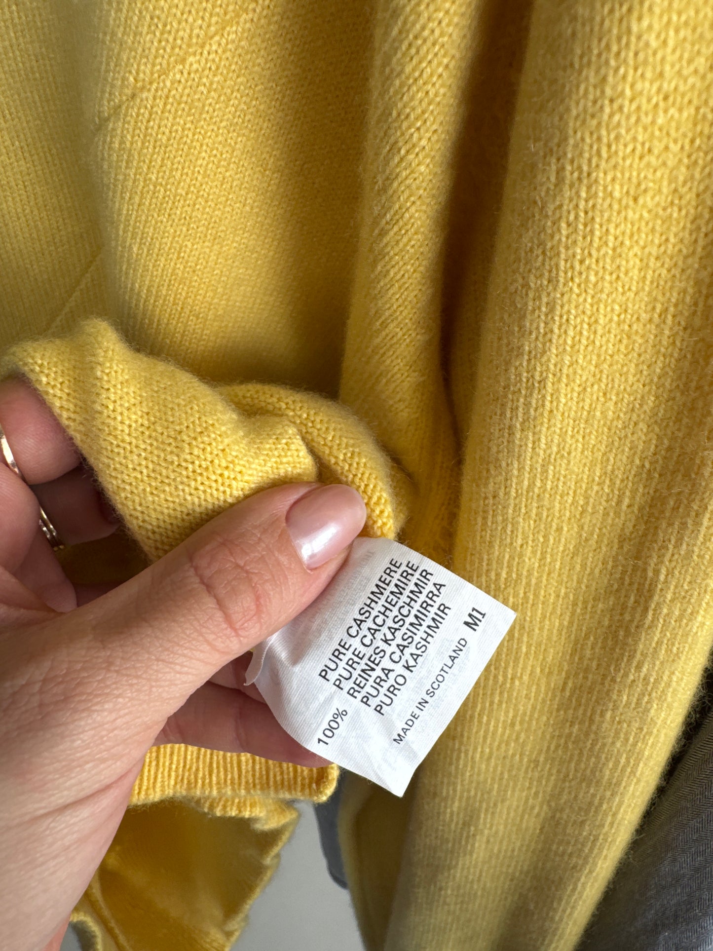 Pulover tall Burberry vintage din cașmir excepțional scoțian lemon yellow