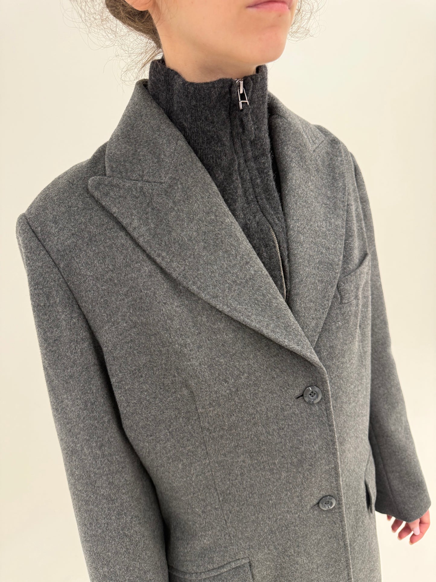 Palton stone gray din lana extrafina cu cașmir structurată în croi lung clasic