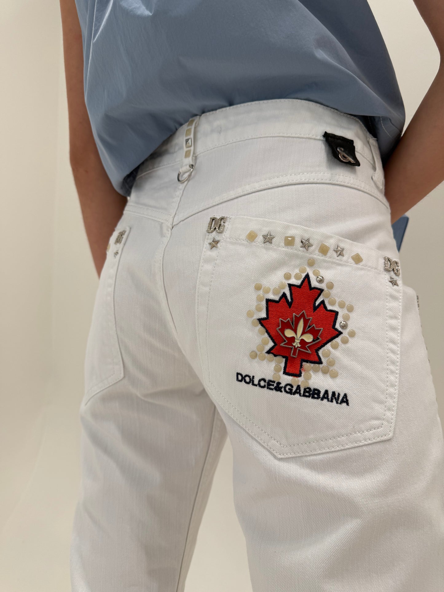 Jeans Dolce&Gabbana de vară straight leg cu aplicații metalice specifice brandului