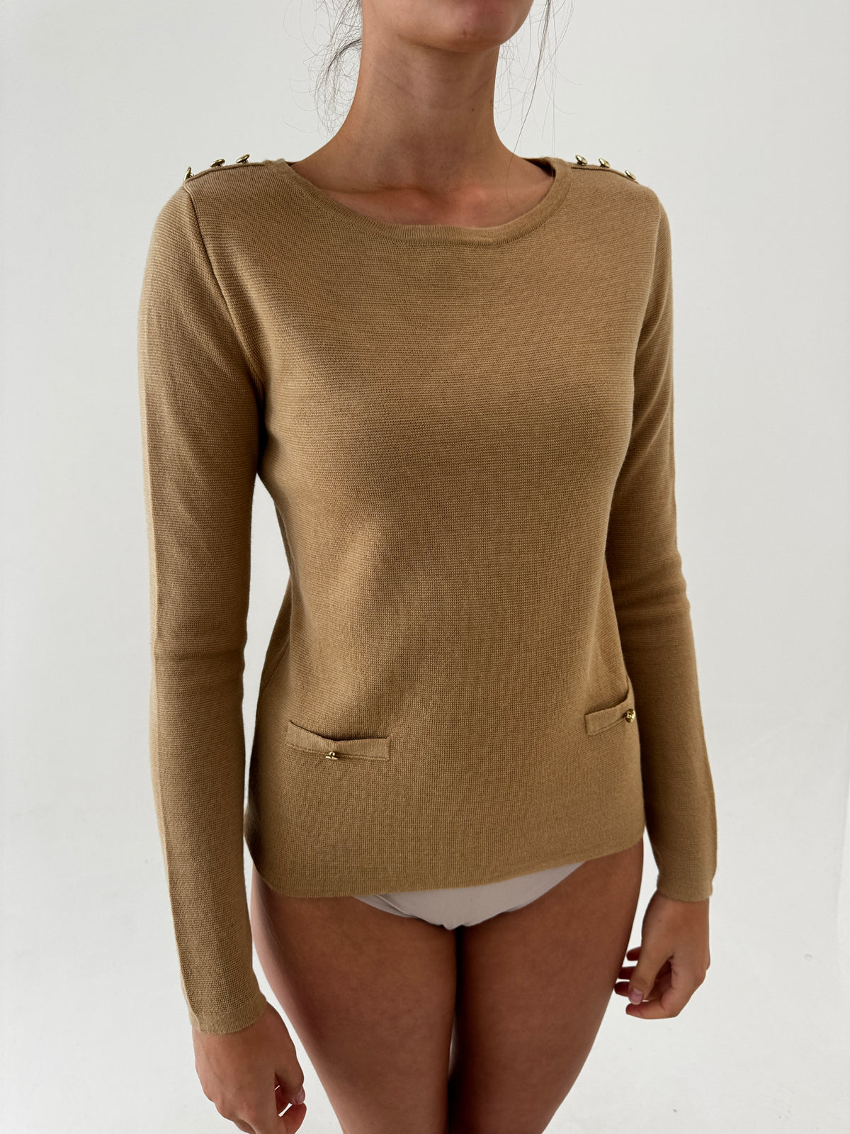 Pulover camel din lana merino extrafina cu nasturi aurii metalici