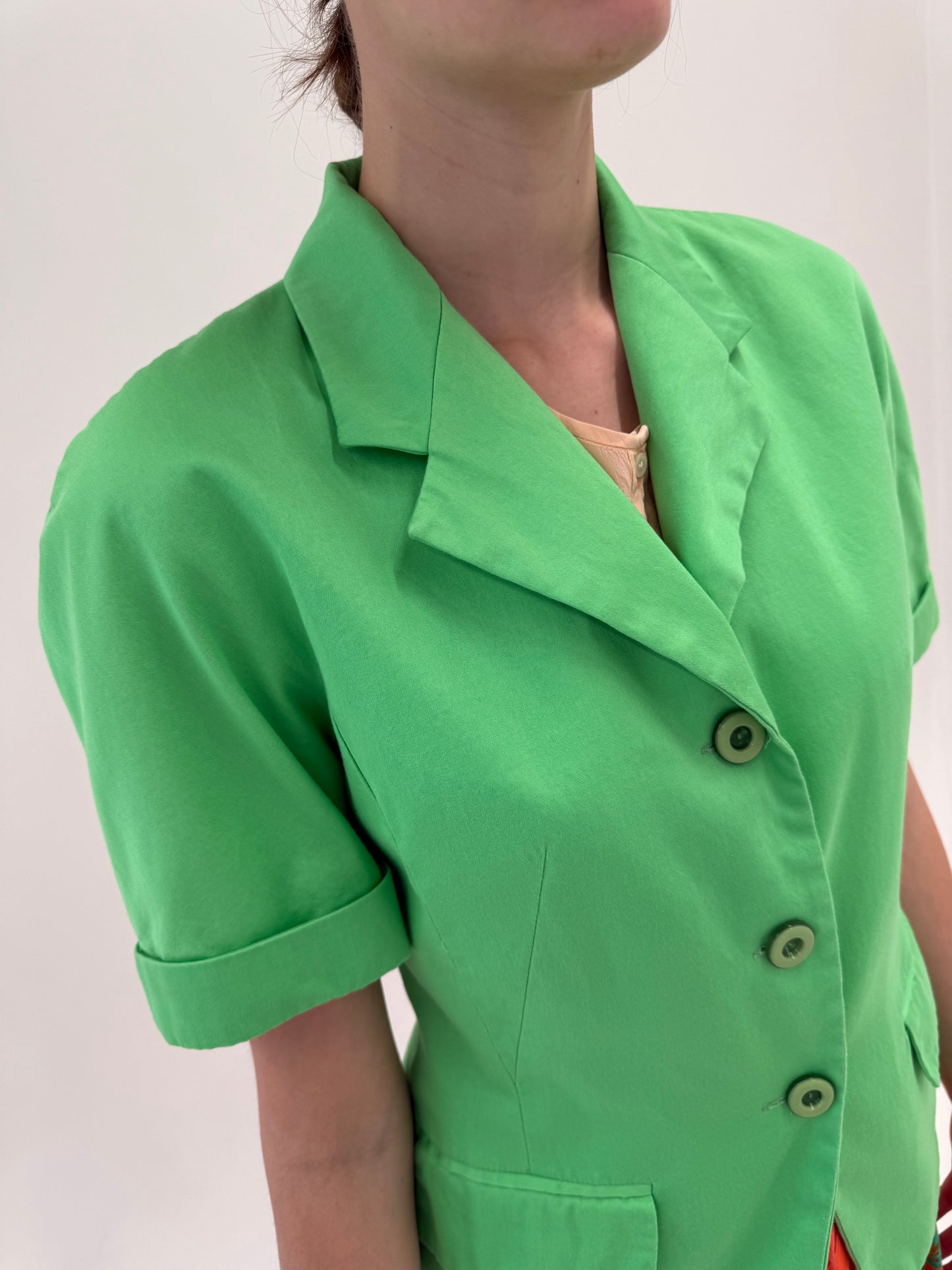 Sacou verde crud de vară în croi cambrat cu nasturi decorativi
