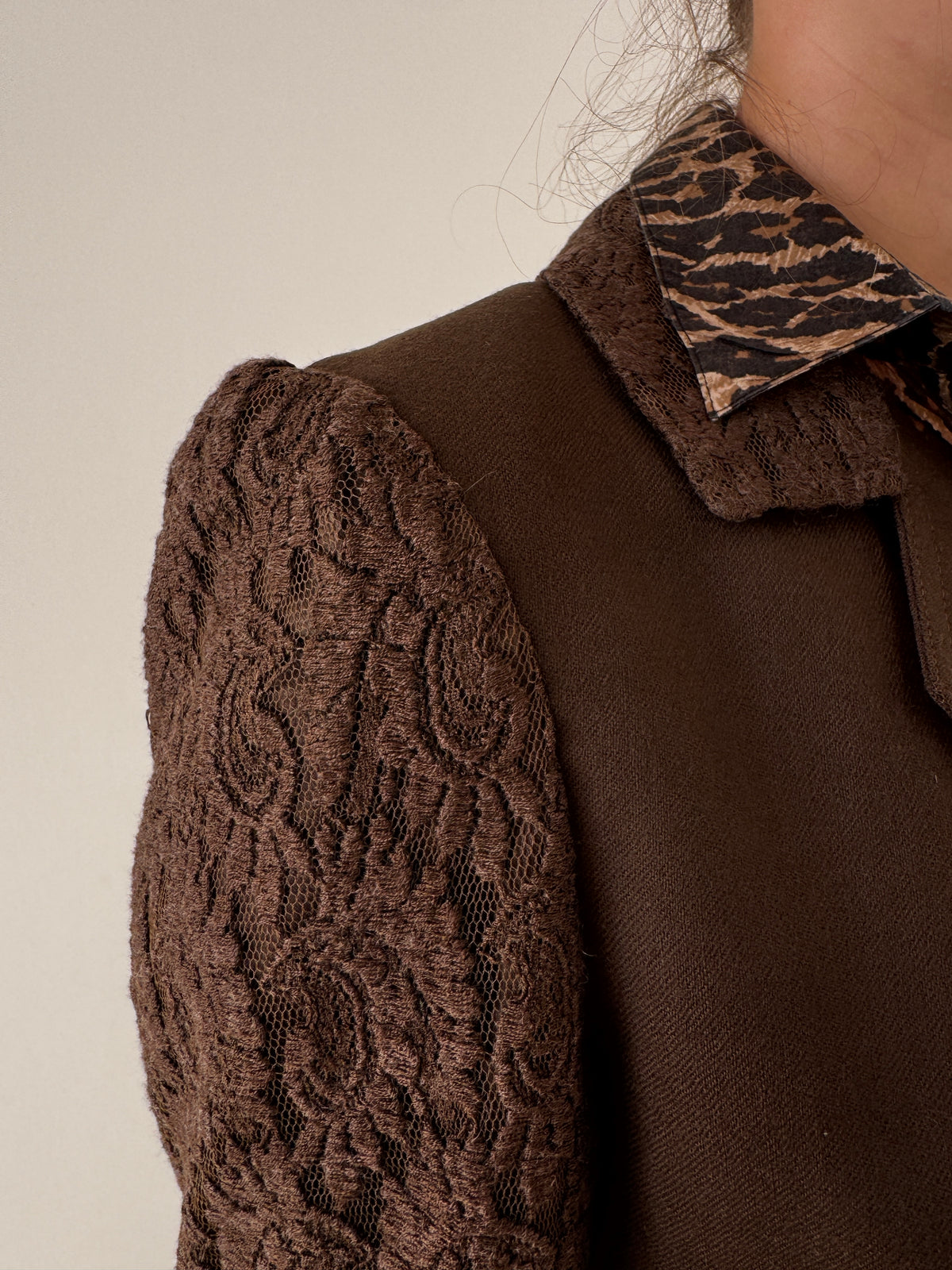 Sacou vintage din lana chocolate brown cu nasturi bijuterie și mâneci spectaculoase