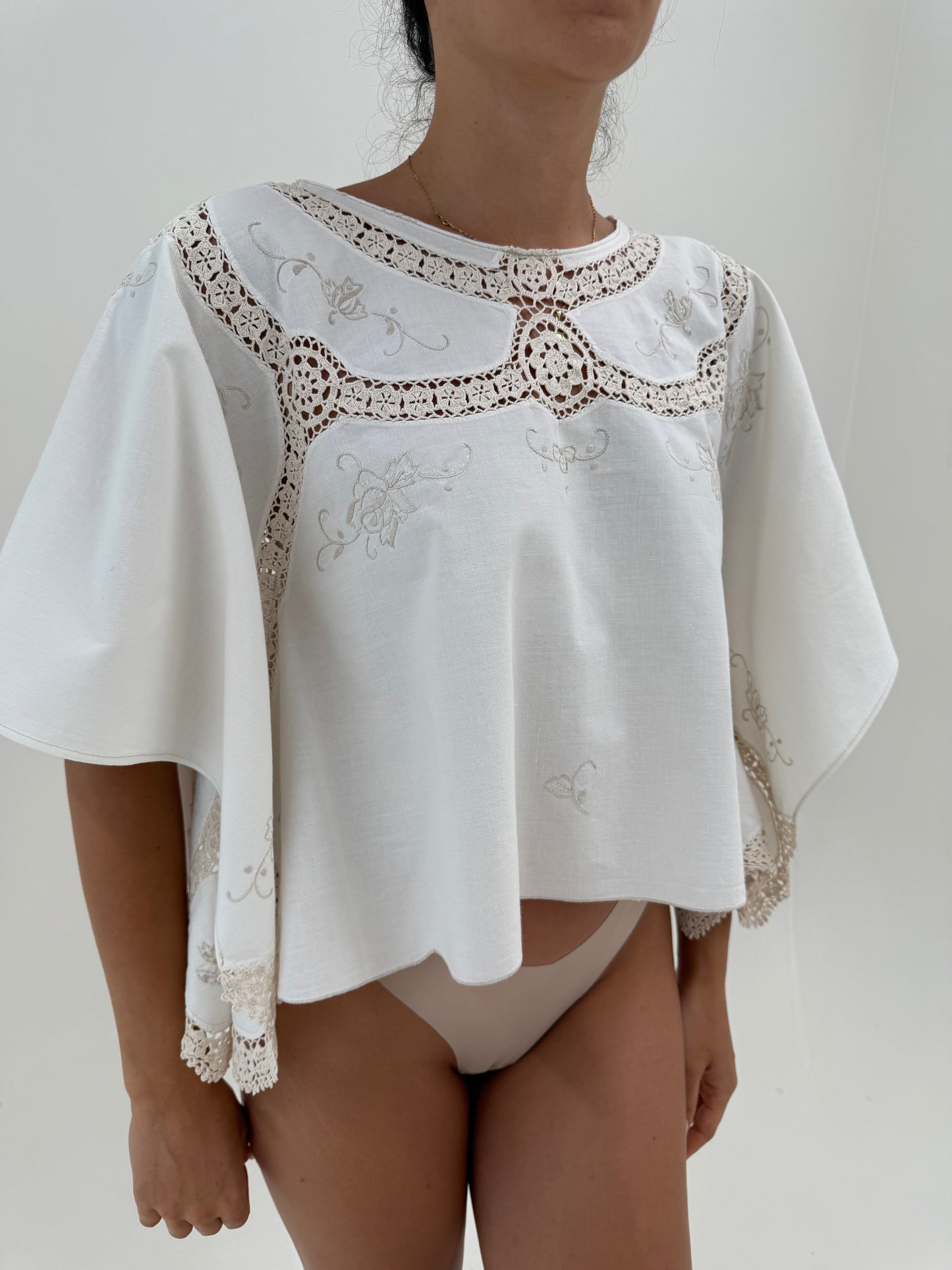 Tunica spectaculoasă bijuterie cu broderie manuală și macrame lucrat manual