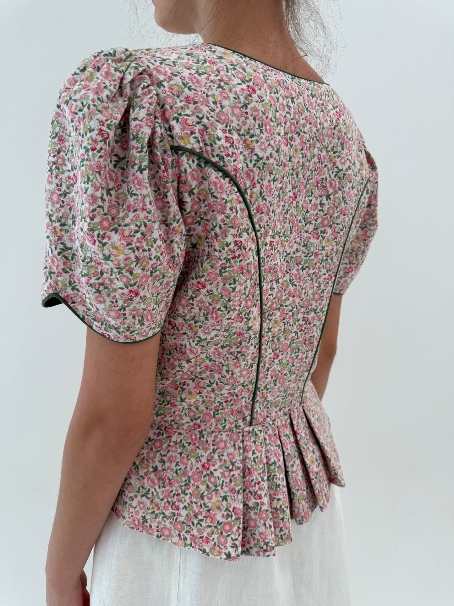 Corsaj vintage din pânză de in cu print floral delicat în culori pudrate