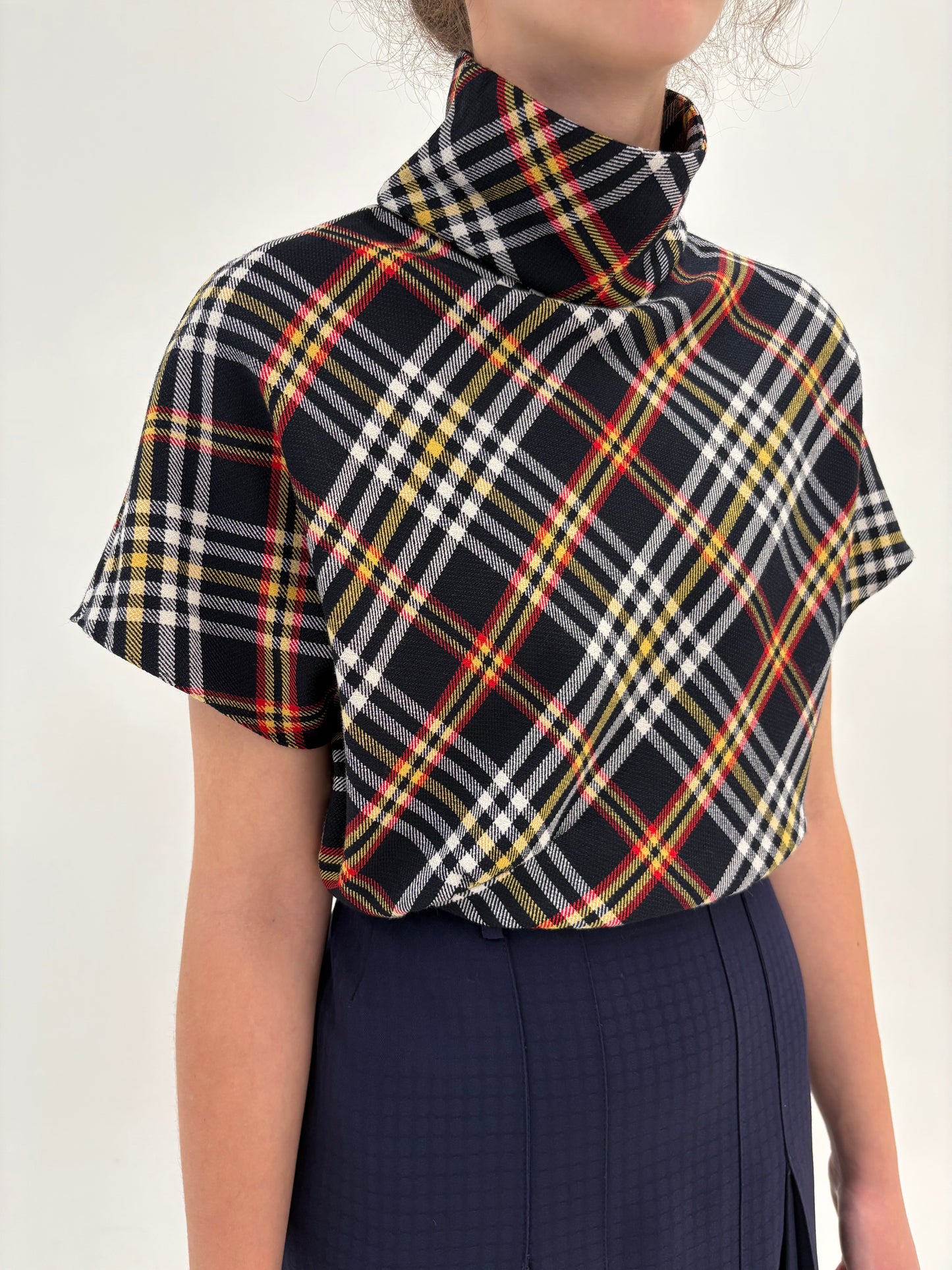 Maleta din tweed moale si strech in croi ușor asimetric usor cambrat