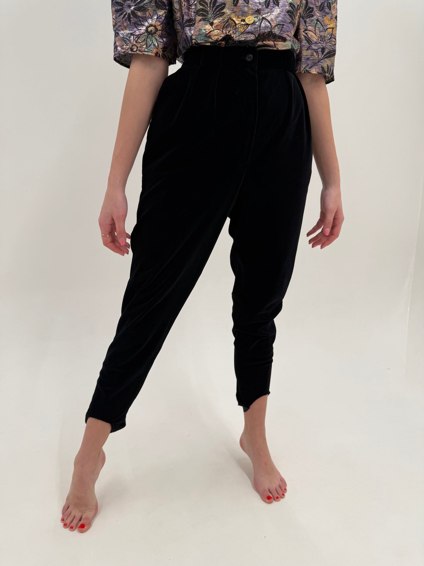 Pantaloni negri in croi super revenit în trend cu prindere sub talpa mom fit