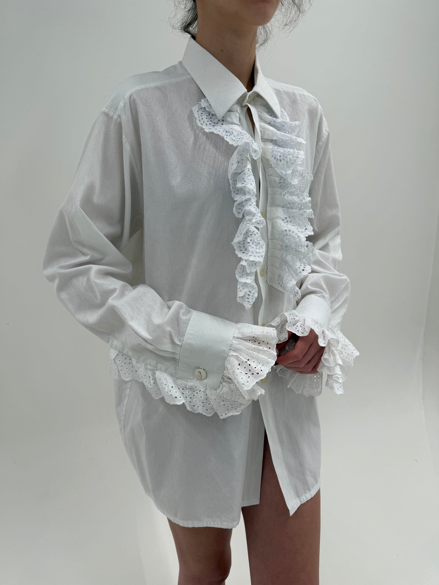 Cămașa tall cu jabou cu inserții din dantelă cu manșete ultra înaltă și volane