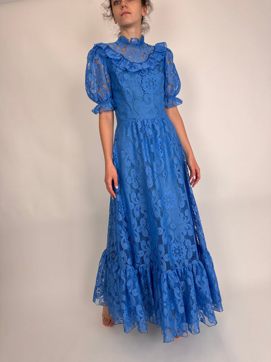 Rochie maxi tall albastru ciel din dantelă cu talie marcată