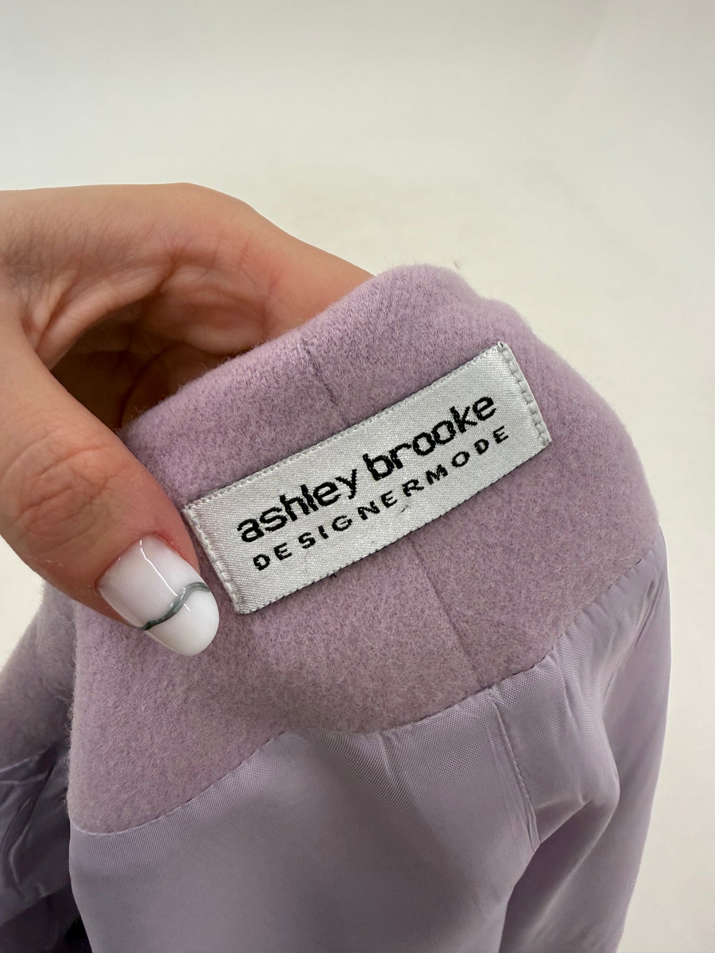 Sacou pink lavender cambrat cu închidere tip smoking in croi minimalist