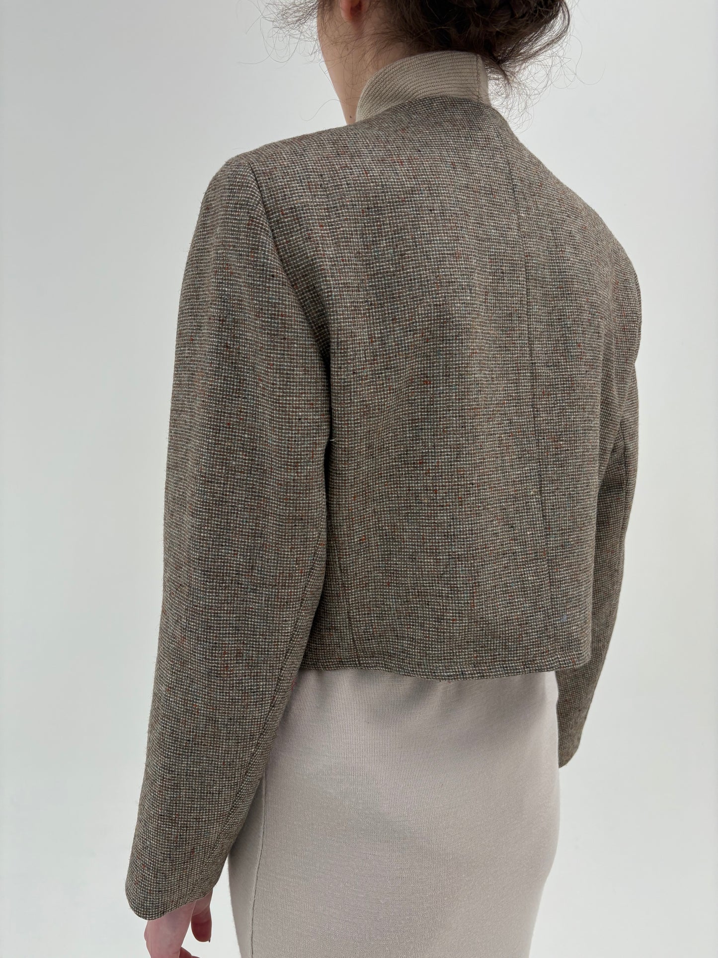 Jacheta din tweed Donegal în stil Chanel și nuanțe neutre superbe