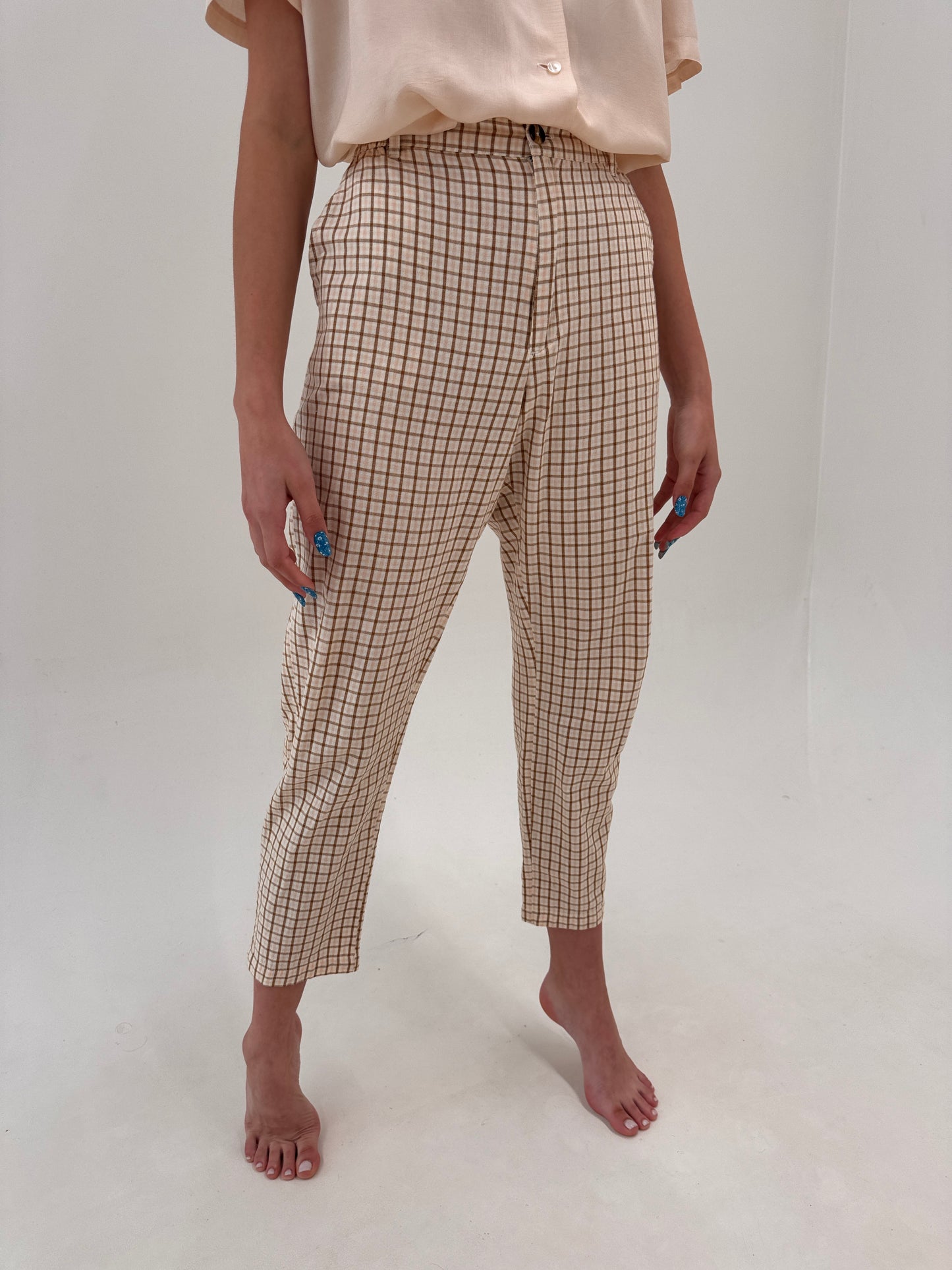 Pantaloni camel in carouri din pânză ușor modelatoare de in și bumbac