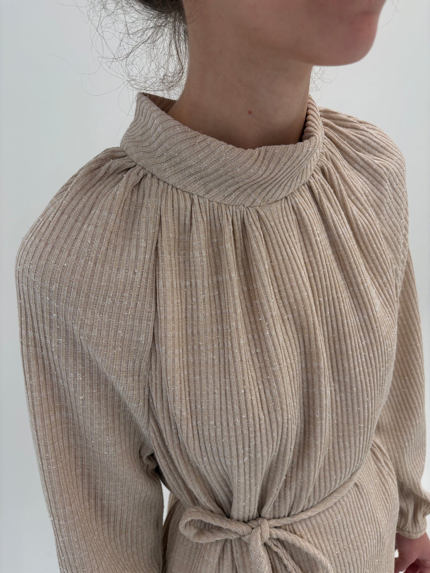 Rochie vintage light nude tricot ribbed cu lana și talie marcată reglabilă