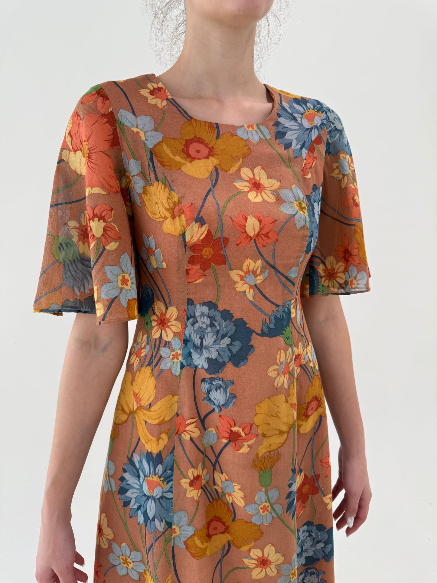 Rochia vintage maxi cu print floral superb și talie marcată