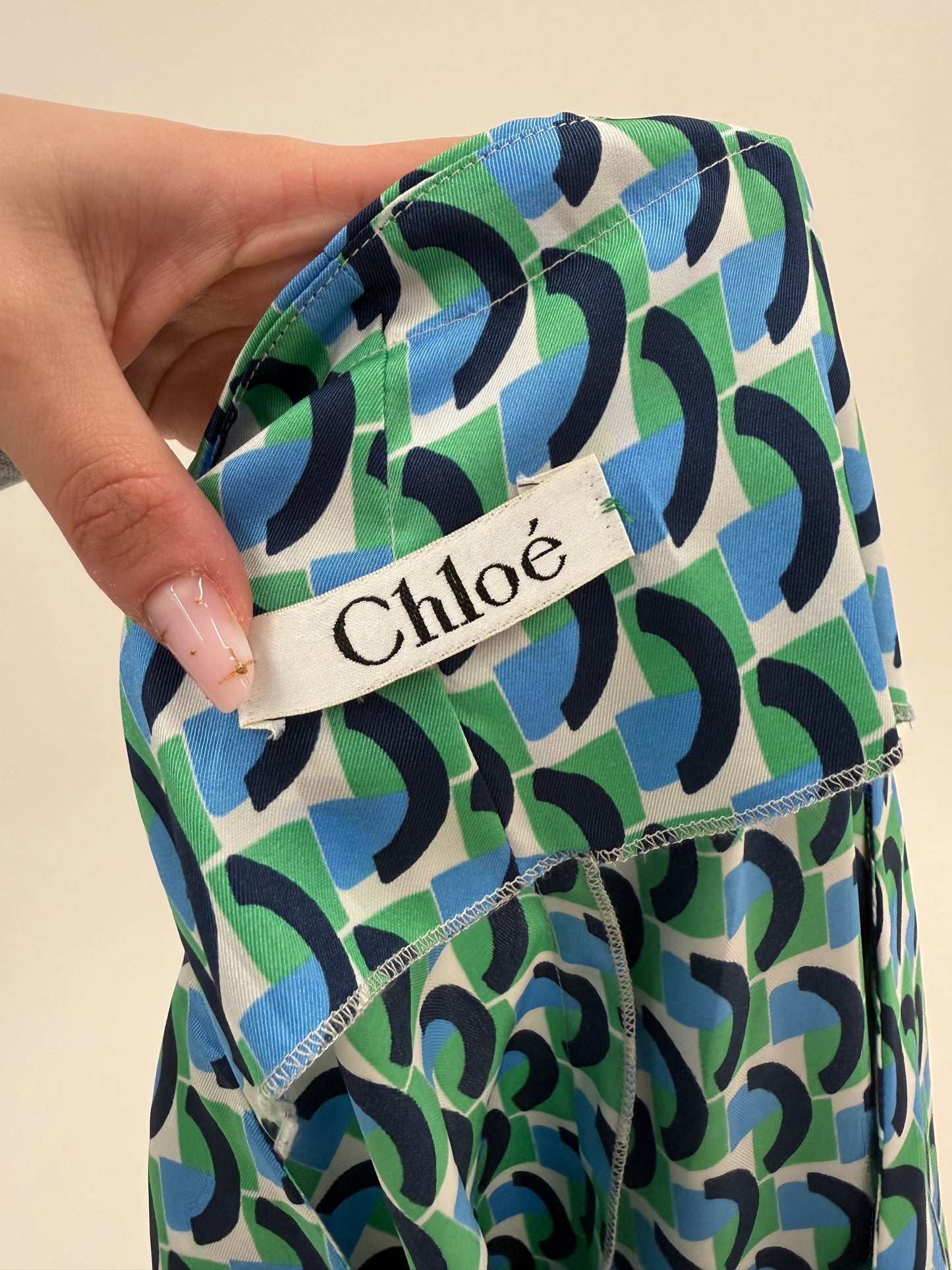 Cămașa Chloe din twill de mătase naturală cu print geometric