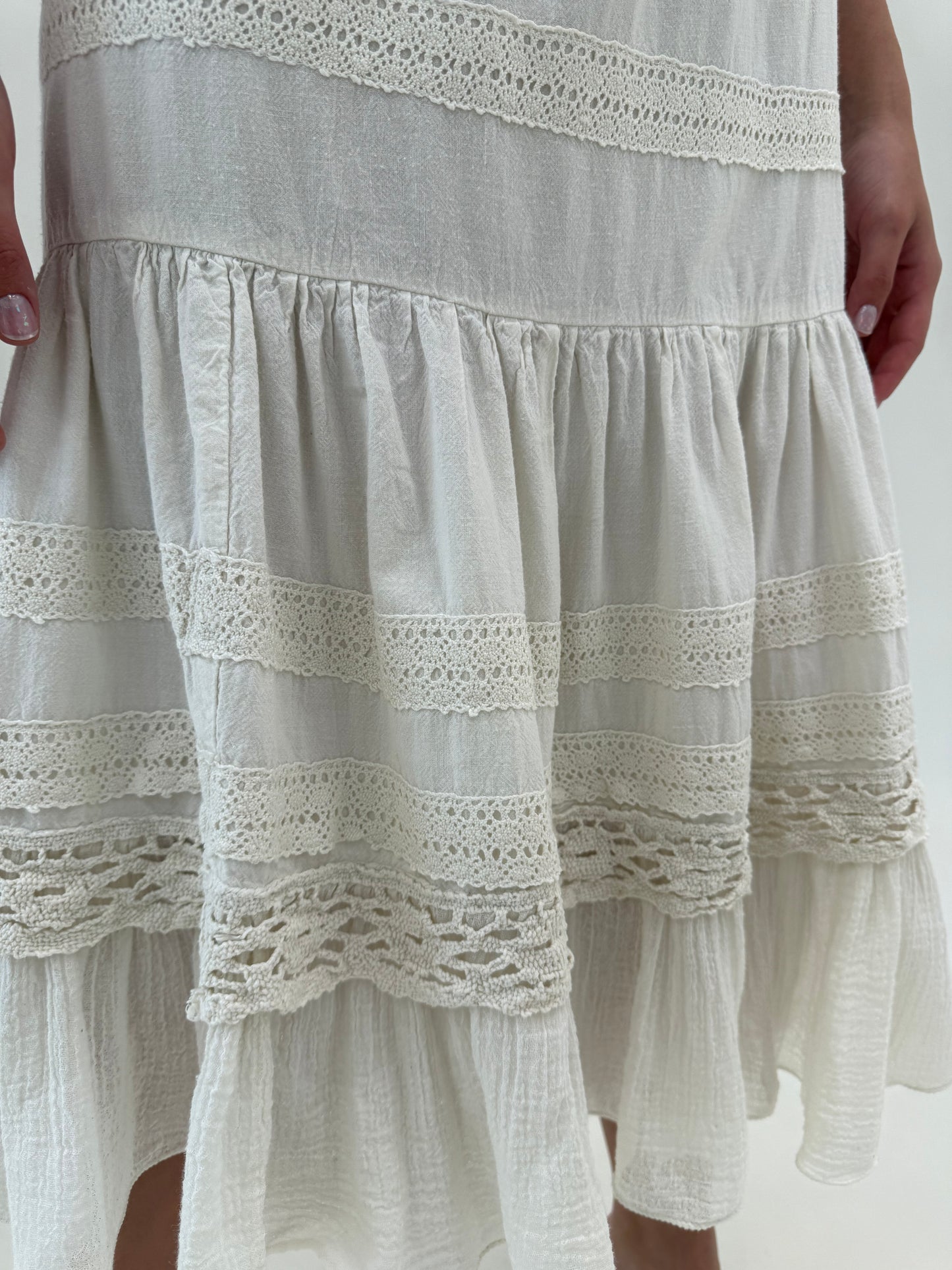 Fustă vintage din pânză fină cu inserții superbe de macrame și talie elastică
