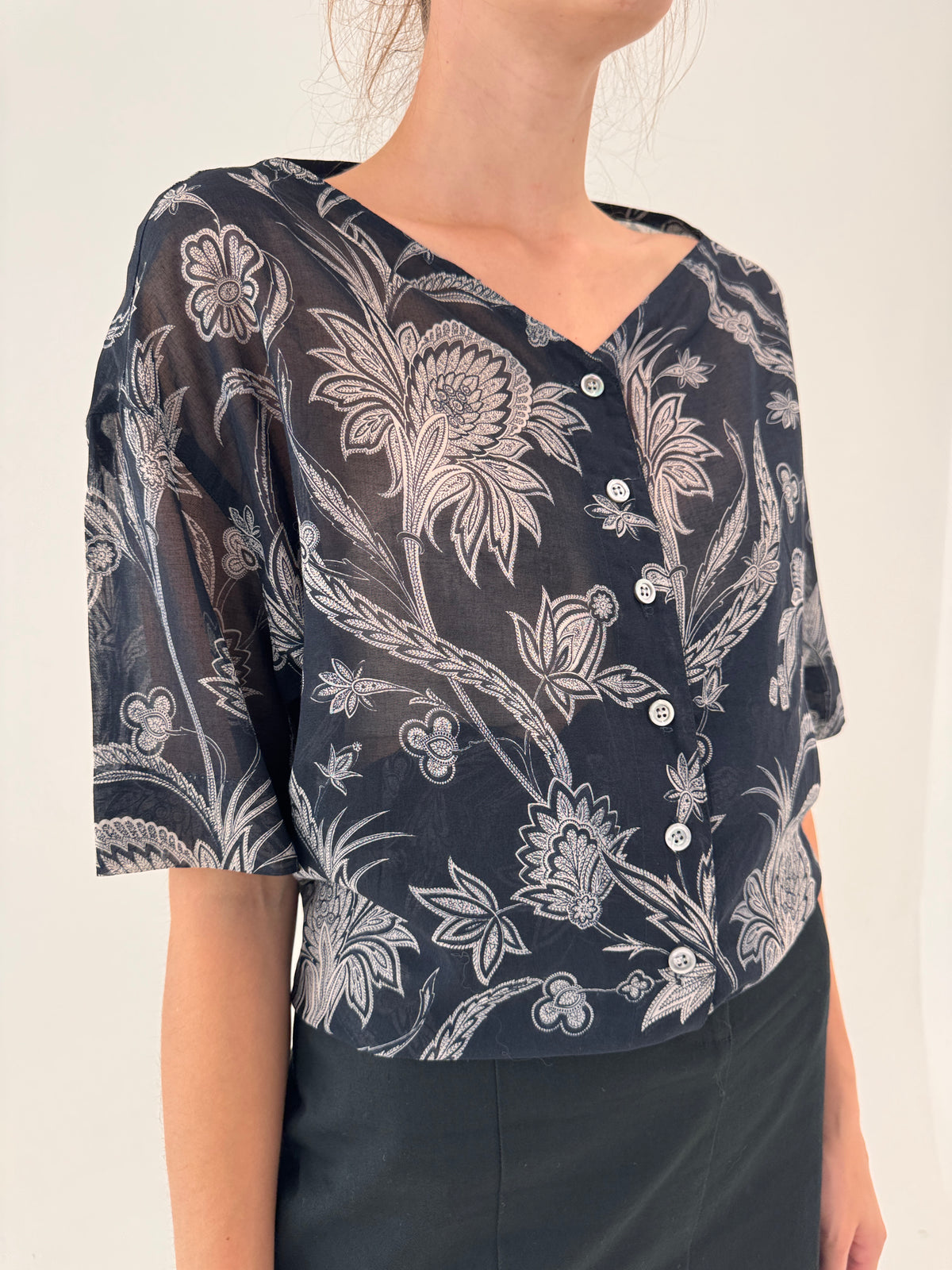Cămașa luxury vintage Byblos neagră cu print din cea mai fină panzica de bumbac