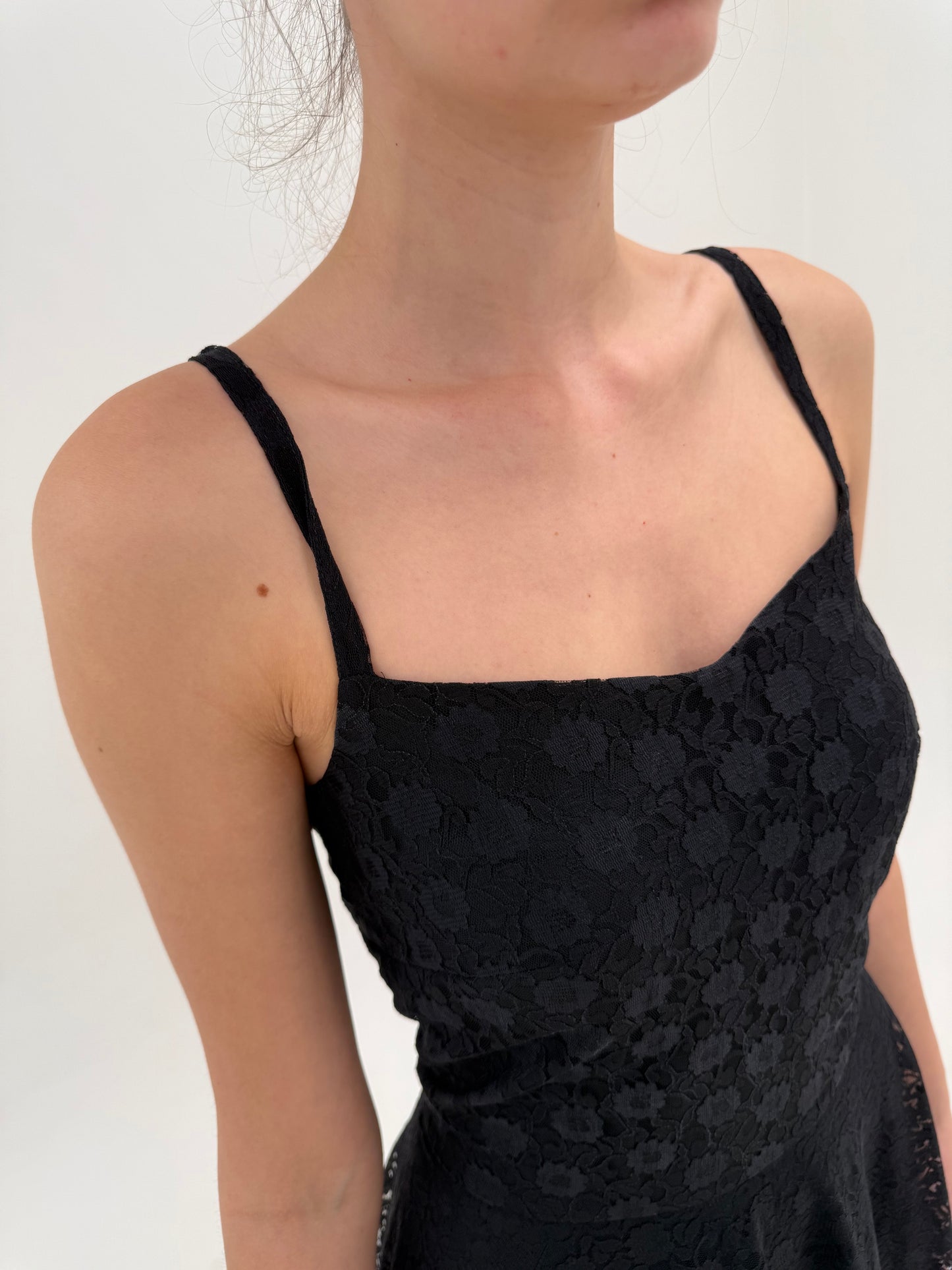 LBD vintage in croi de ani 50 din dantelă chantily cu corsaj