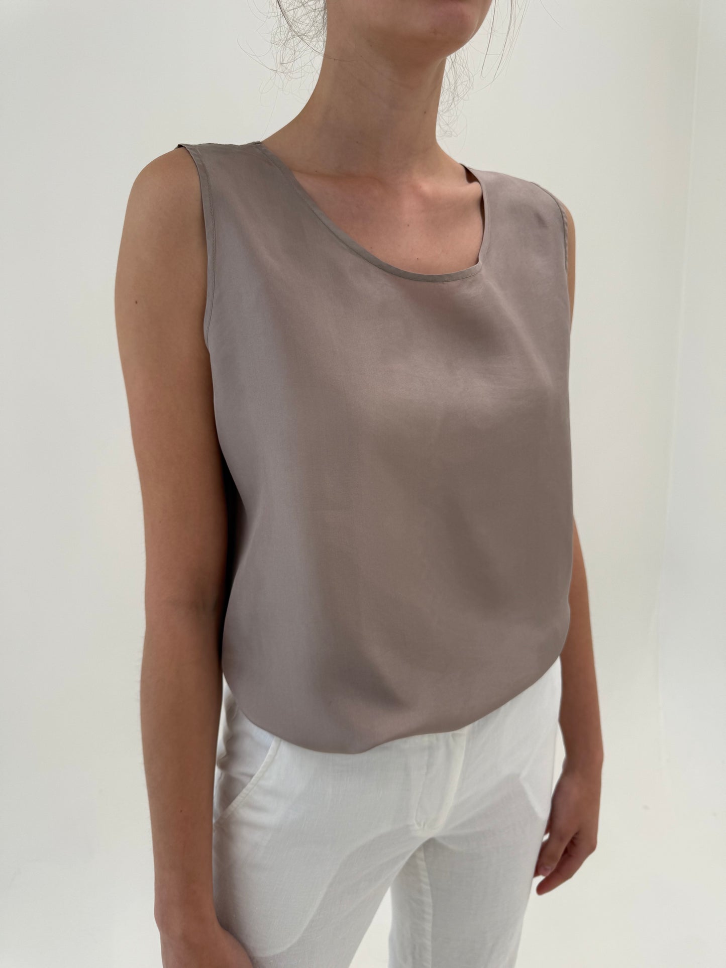 Top din mătase naturală dark nude în croi minimalist