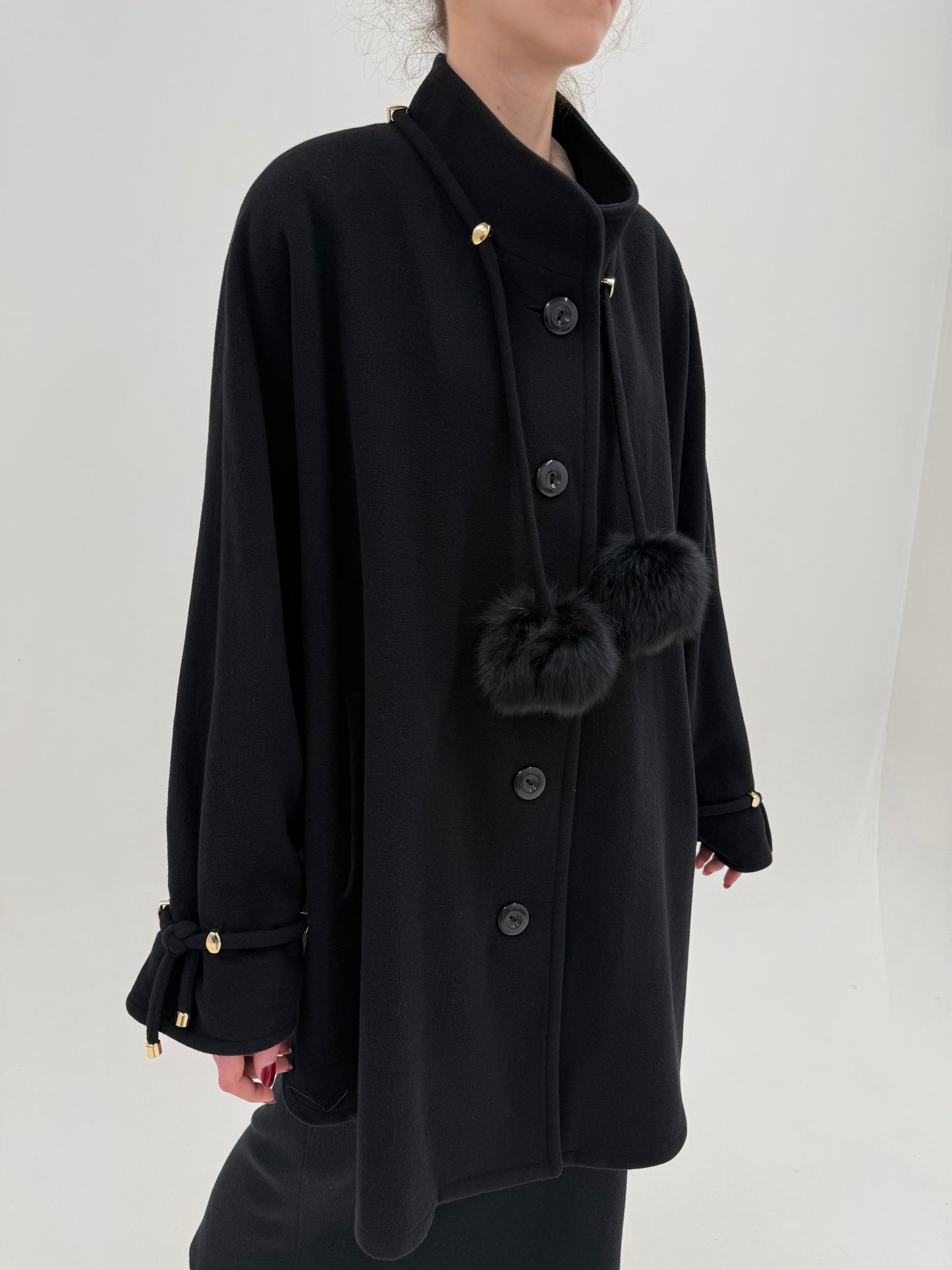Palton negru tip capa din stofă excepțională ușor lucioasă de lana și cașmir