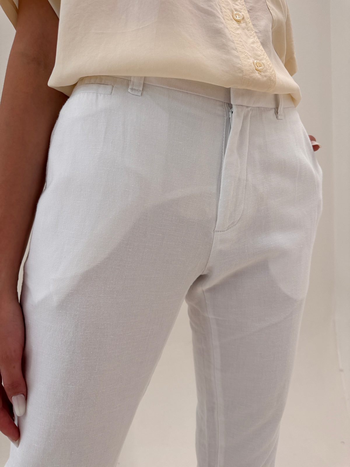 Pantaloni tall din pânză de in în croi classic tip chinos