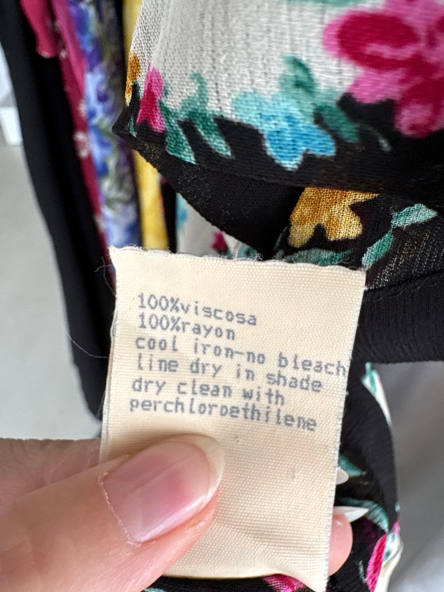 Rochie Moschino neagra cu print în culori tari și talie marcată