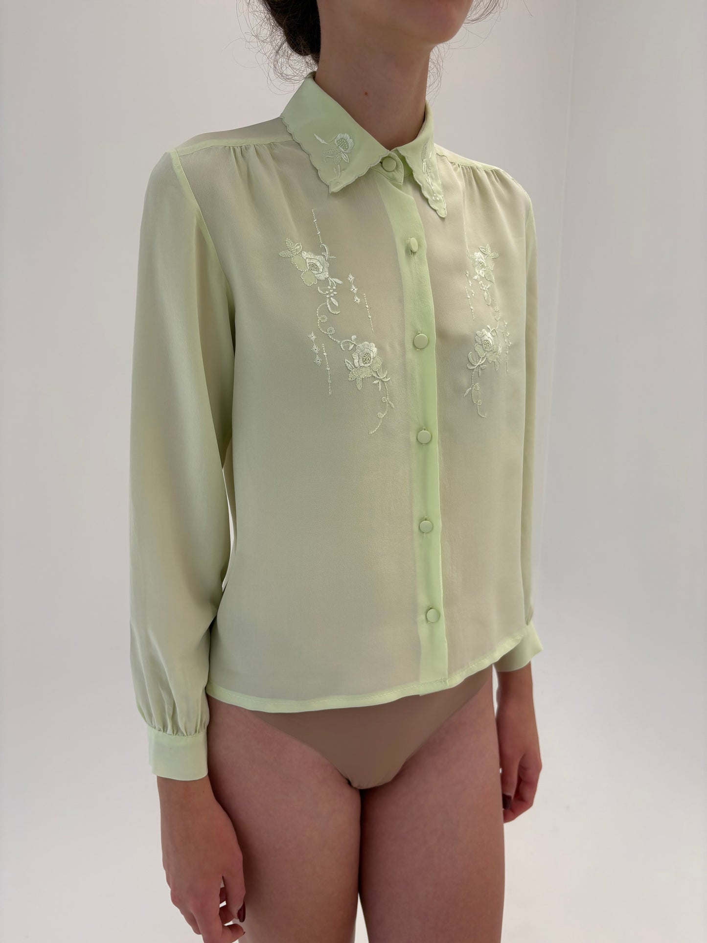 Cămașa luxury pistachio green din mătase naturală brodată manual