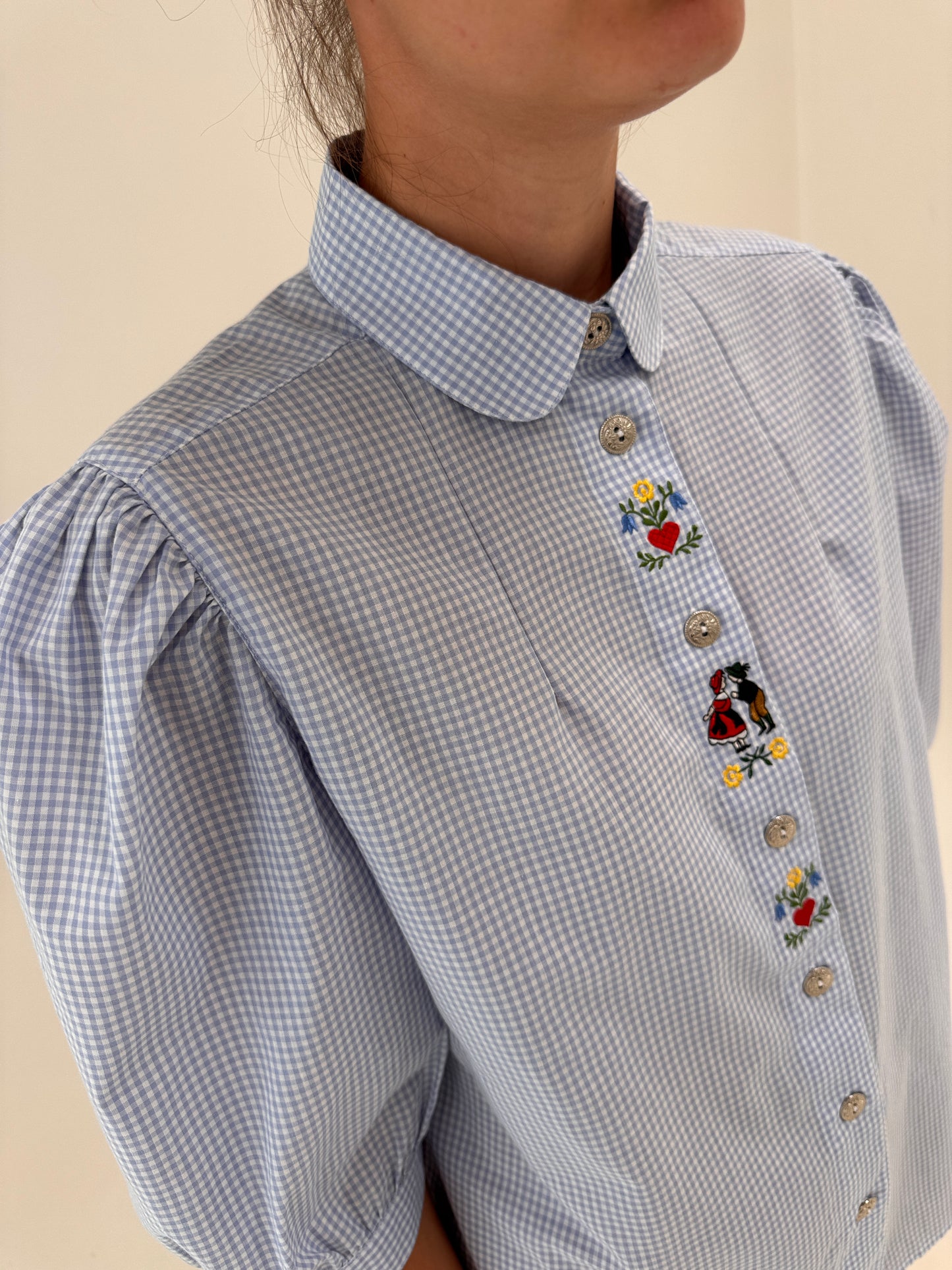 Cămașa vintage gingham baby blue cu mânecuțe bufante și guler Peter Pan și broderie