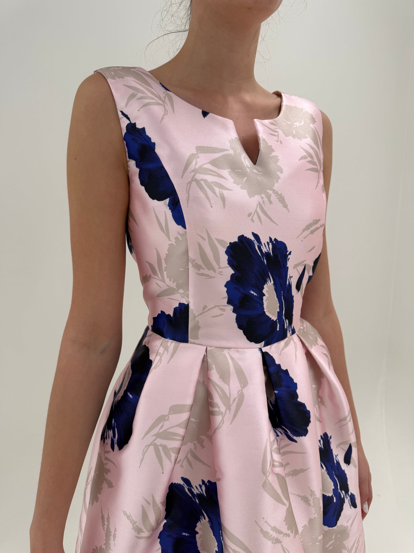 Rochie powder pink cambrata din jacquard cu talie ultra înaltă