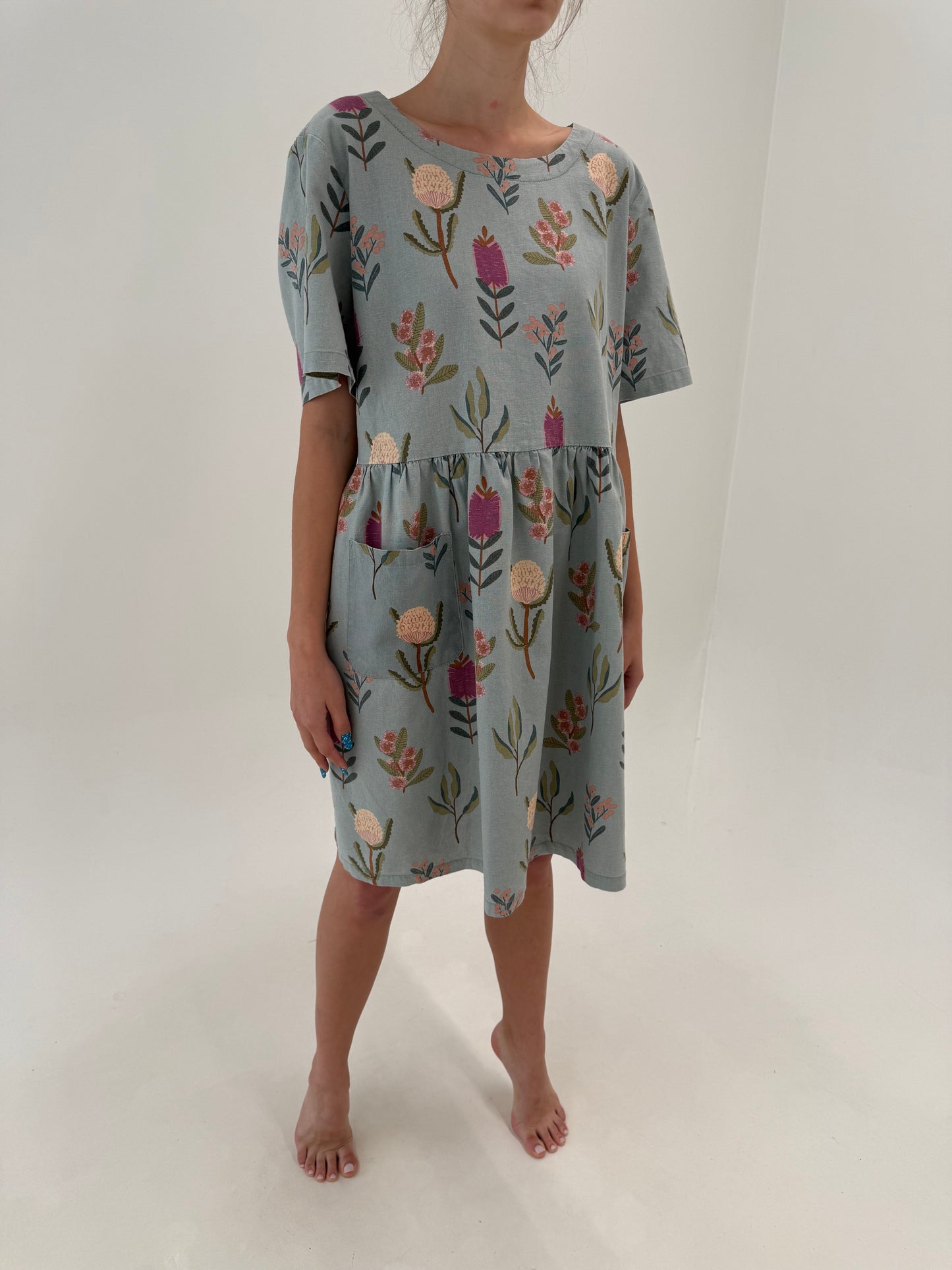Rochie dusty Blue din pânză premium de in cu print floral și buzunare în croi lejer