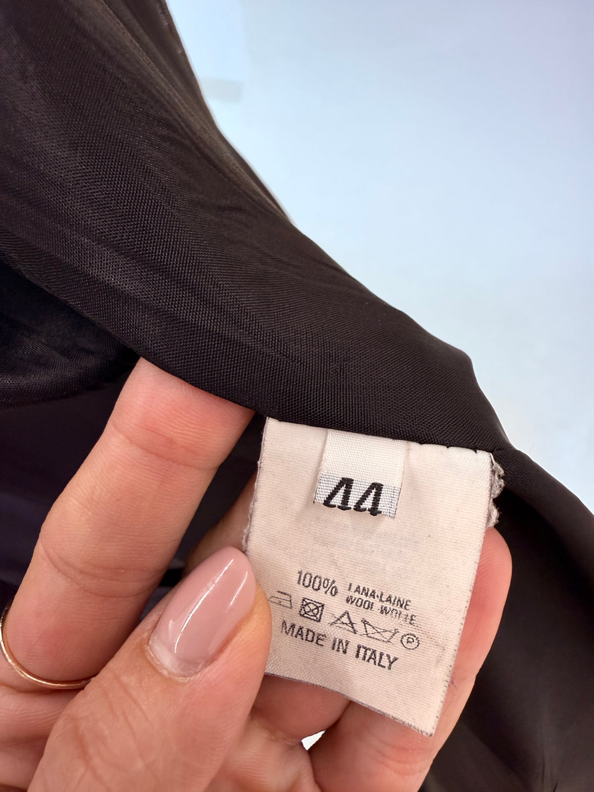 Sacou vintage Versace negru cu dungi fine albe cu nasturi bijuterie și revere late
