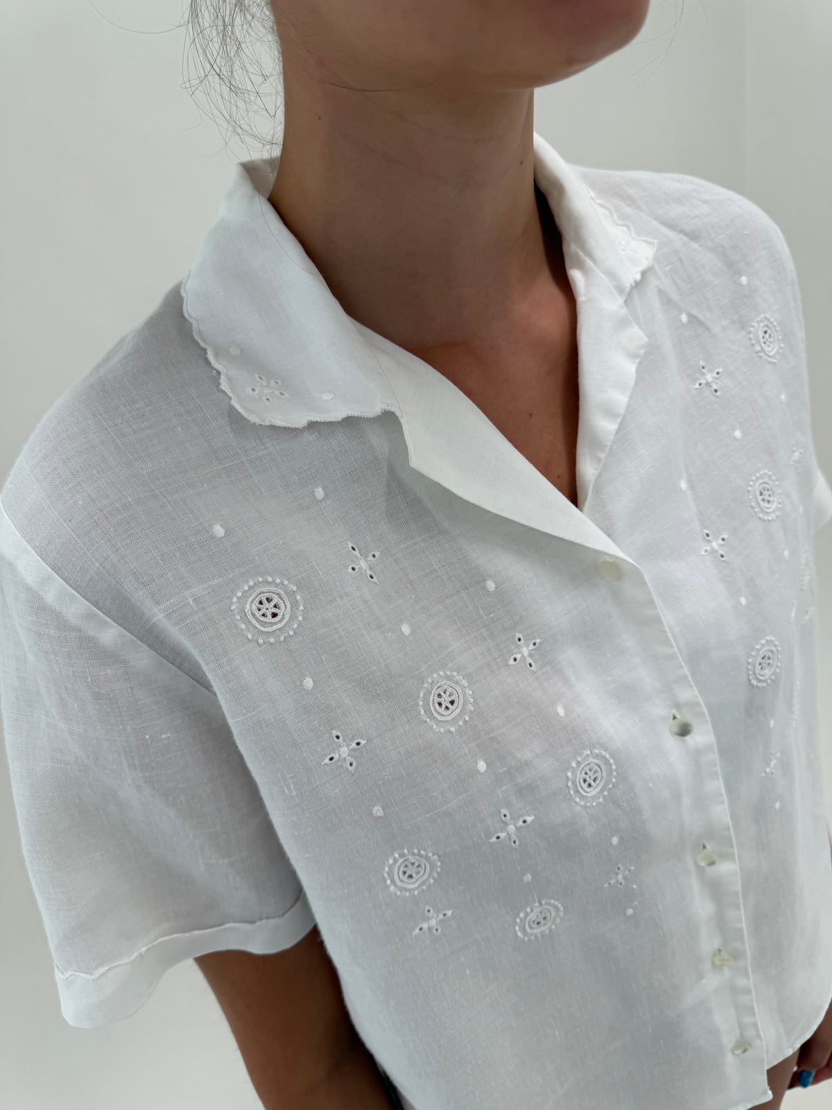 Cămașa bijuterie din in fin cu broderie manuală delicată geometrică
