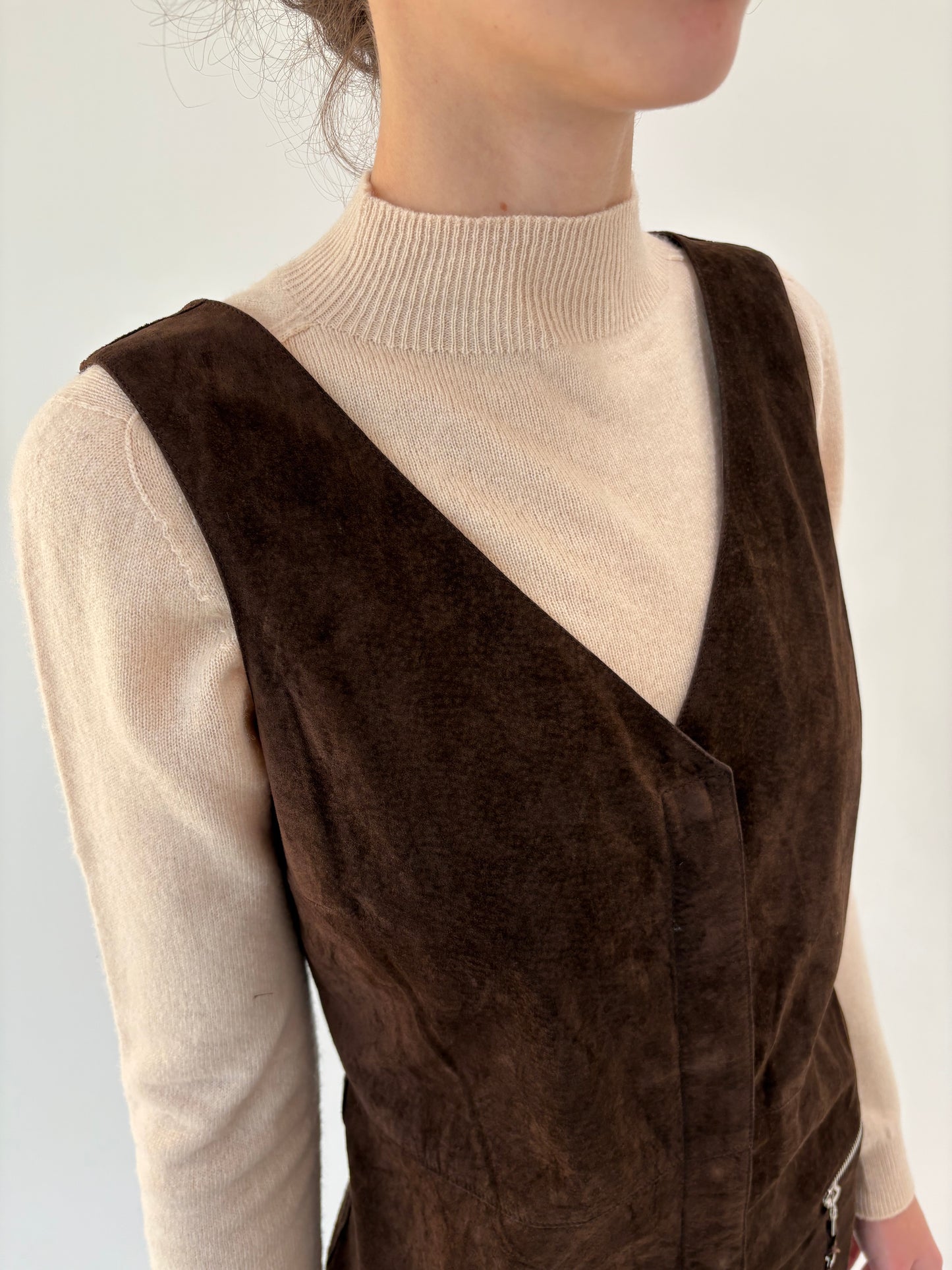 Rochie chocolate brown din piele naturală moale întoarsă ușor cambrata