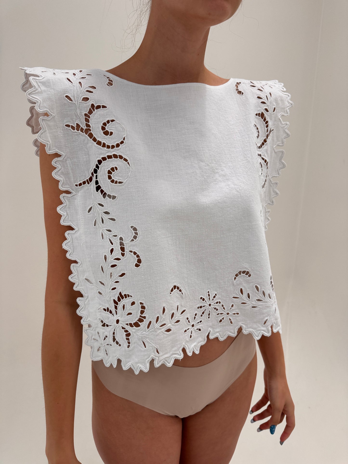 Top bijuterie cu broderie manuală din pânză structurată de in în croi ultra chic