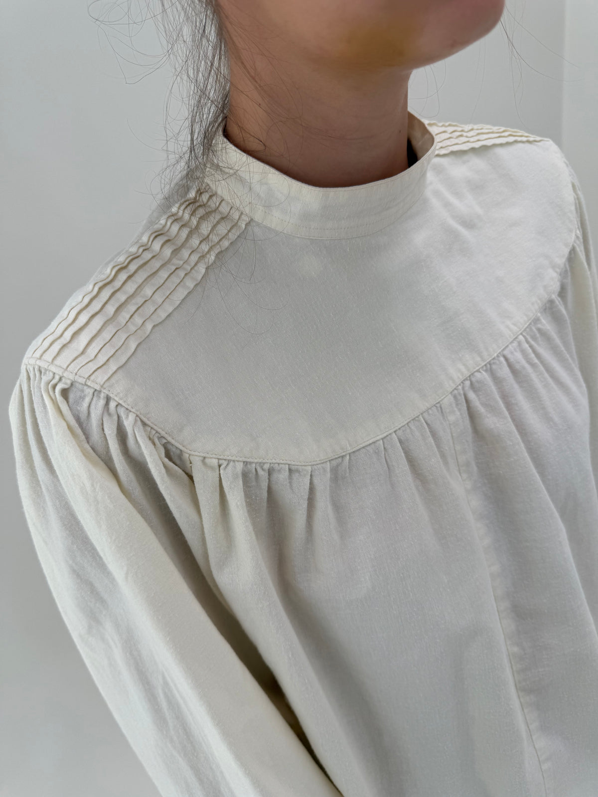 Cămașa vintage cu plastron amplă din bumbac excepțional moale