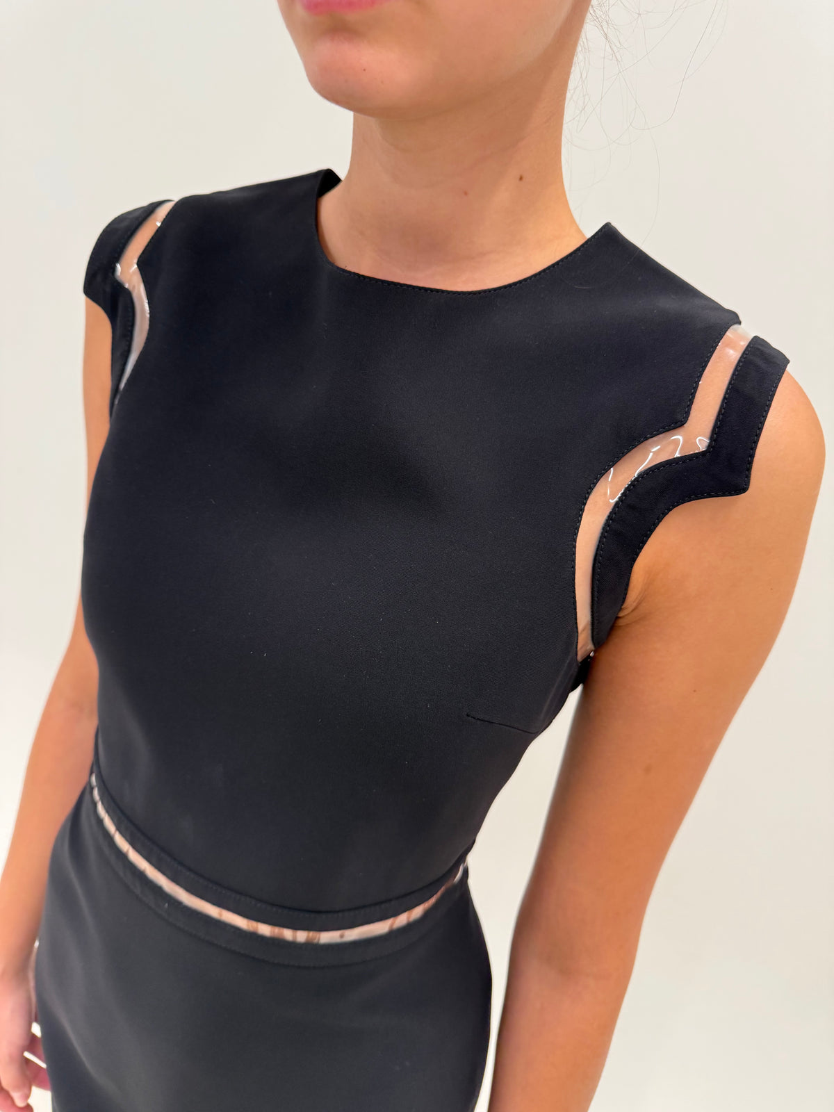 LBD Versace din stofă de mătase naturală cu interior mătase naturală și inserții transparente