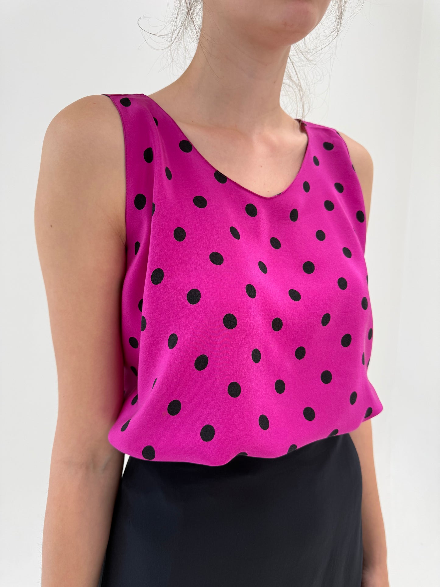 Top din mătase naturală fucsia  în croi A-line cu buline