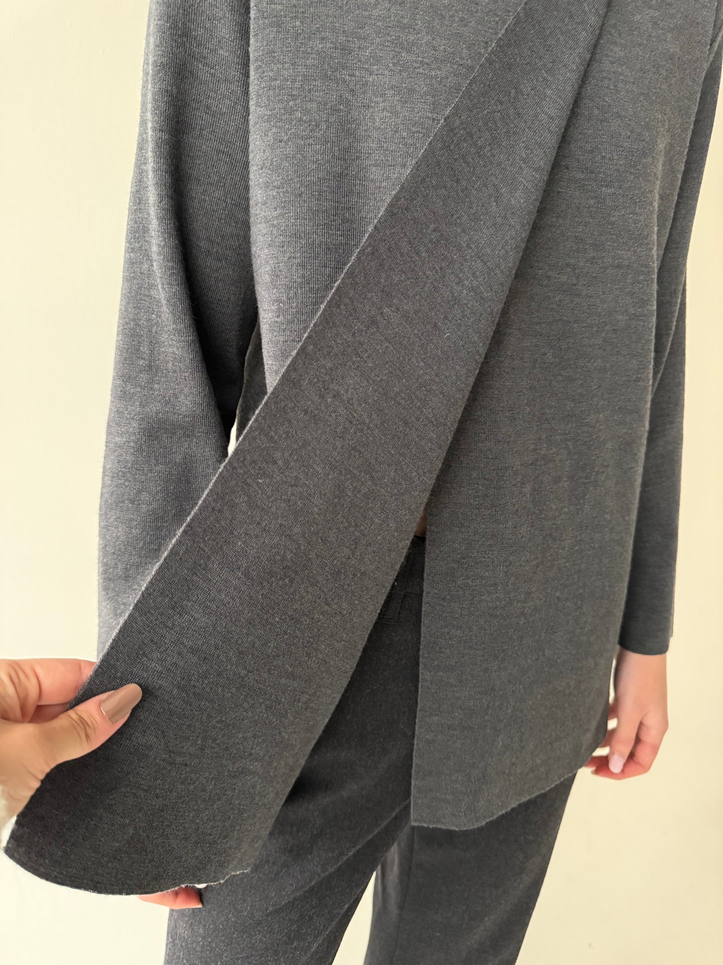 Pulover parte peste parte în croi minimalist din lana merino de gramaj mare