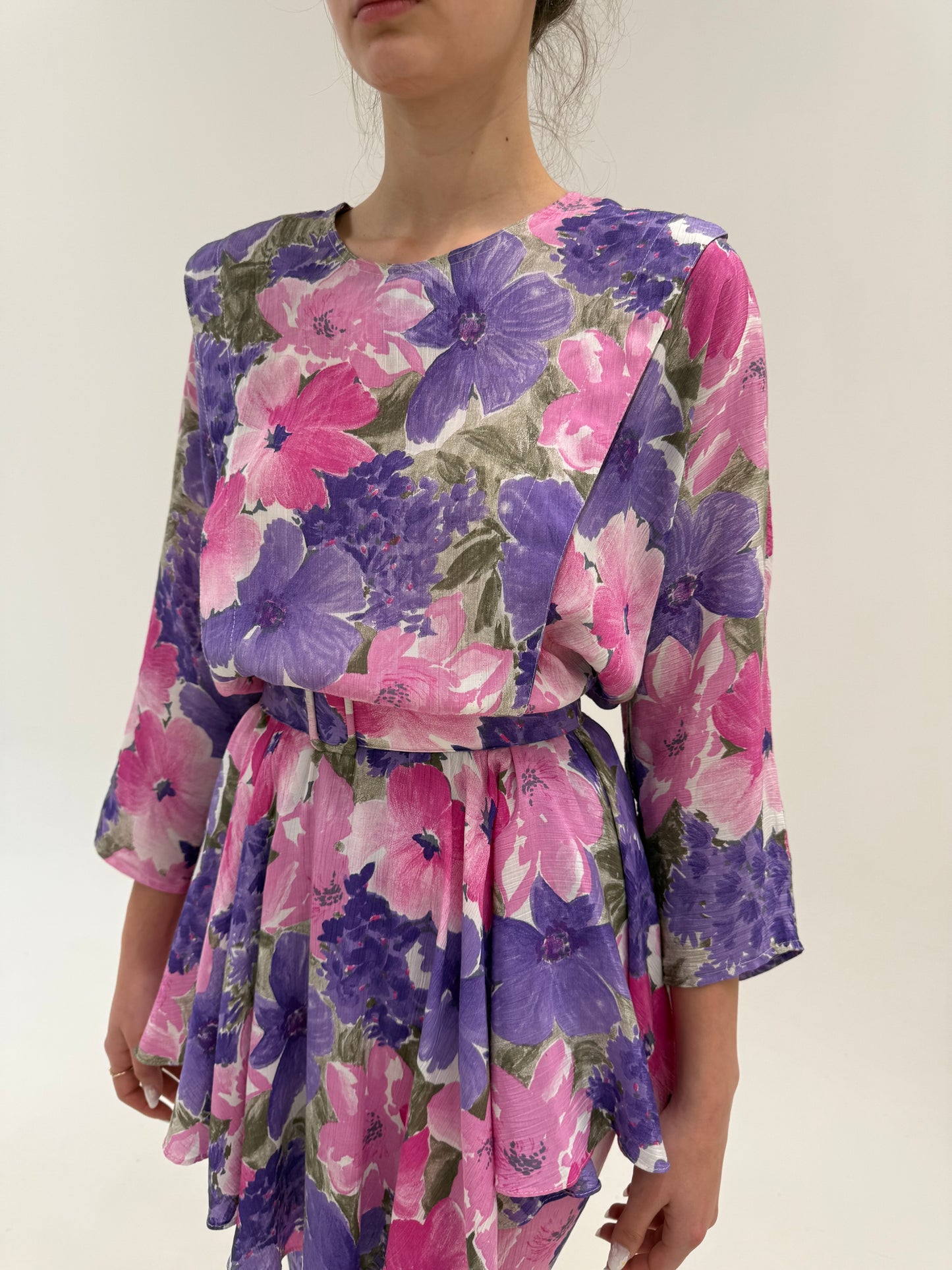 Rochie vintage cu print floral superb, talie elastică și mânecă fluture