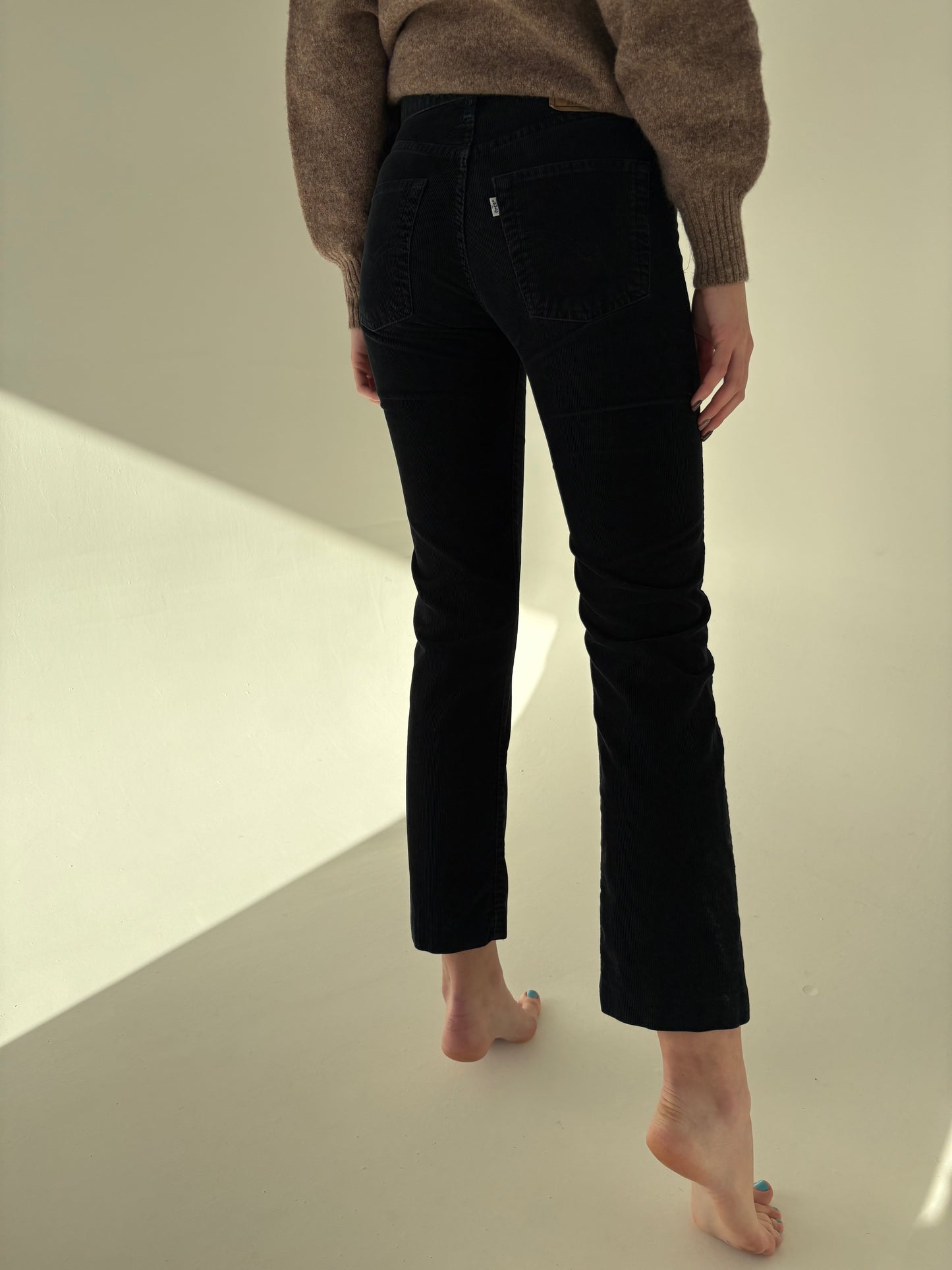 Pantaloni Levi’s negri model 551 din corduroy