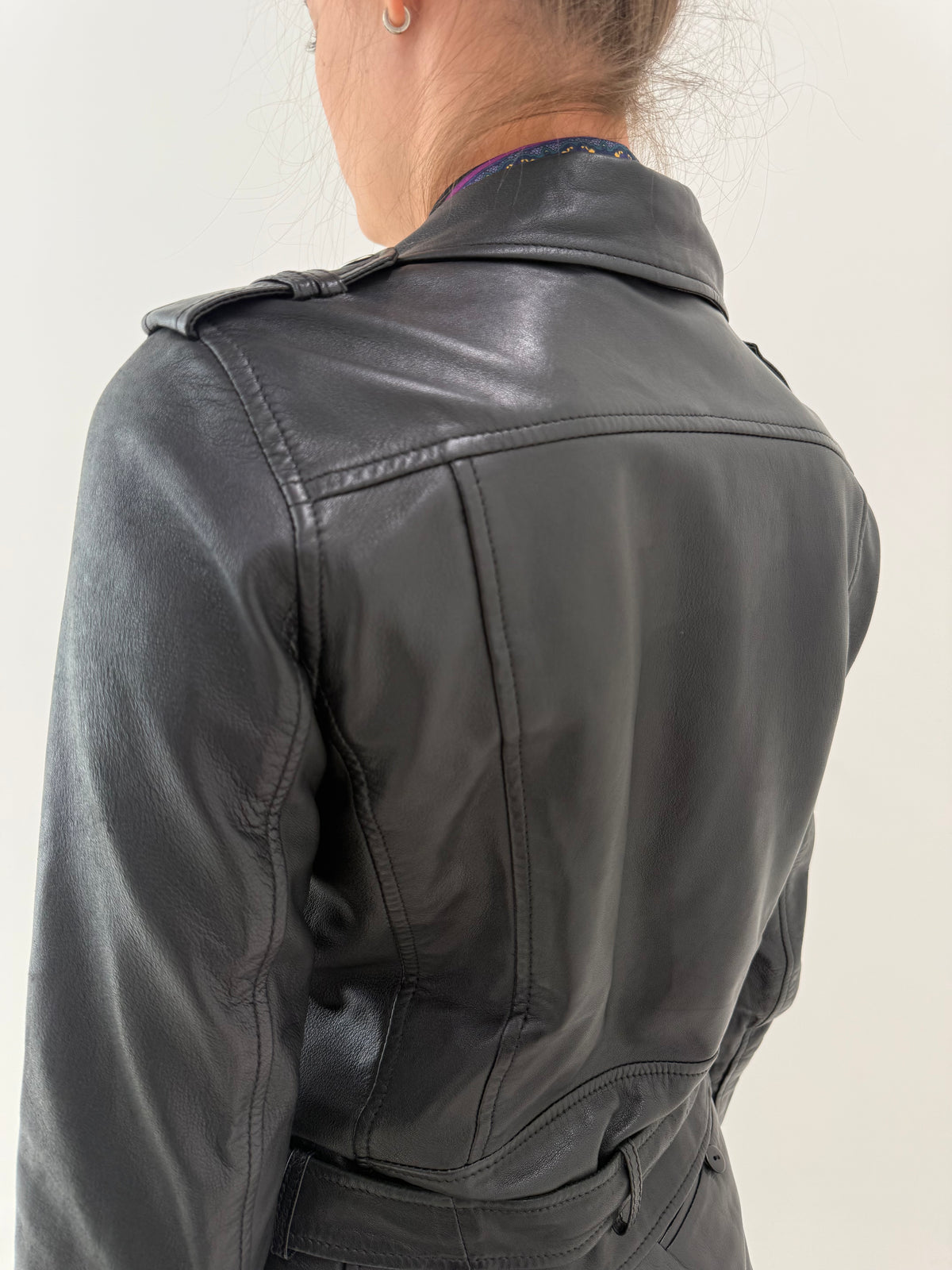 Geaca biker din piele naturală extrem de moale petite cu feronerie argintie