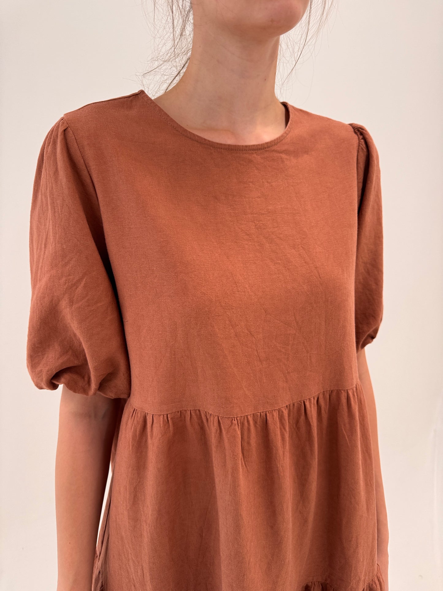 Rochie din in chestnut brown în croi lejer minimalist