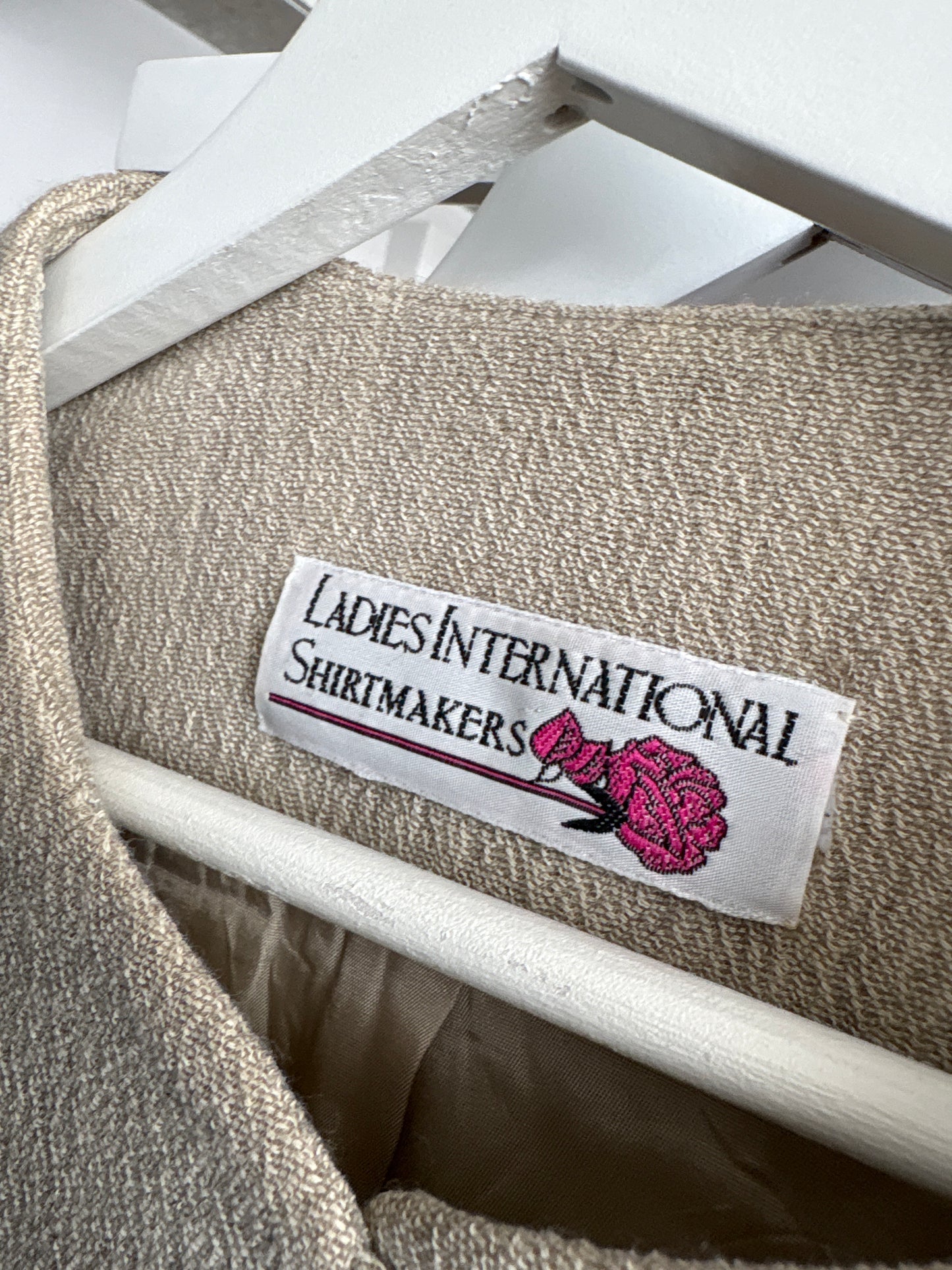 Sacou nude cambrat în croi minimalist din stofita structurată