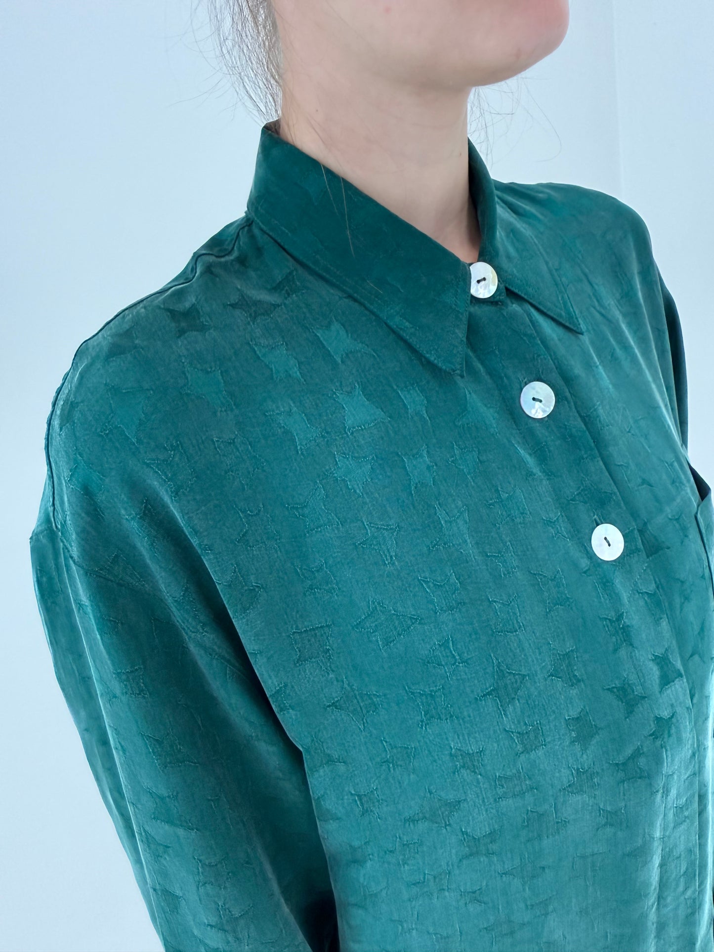 Costum super vaporos pine green din cupro cu overshirt și pantaloni cu talie ultra înaltă
