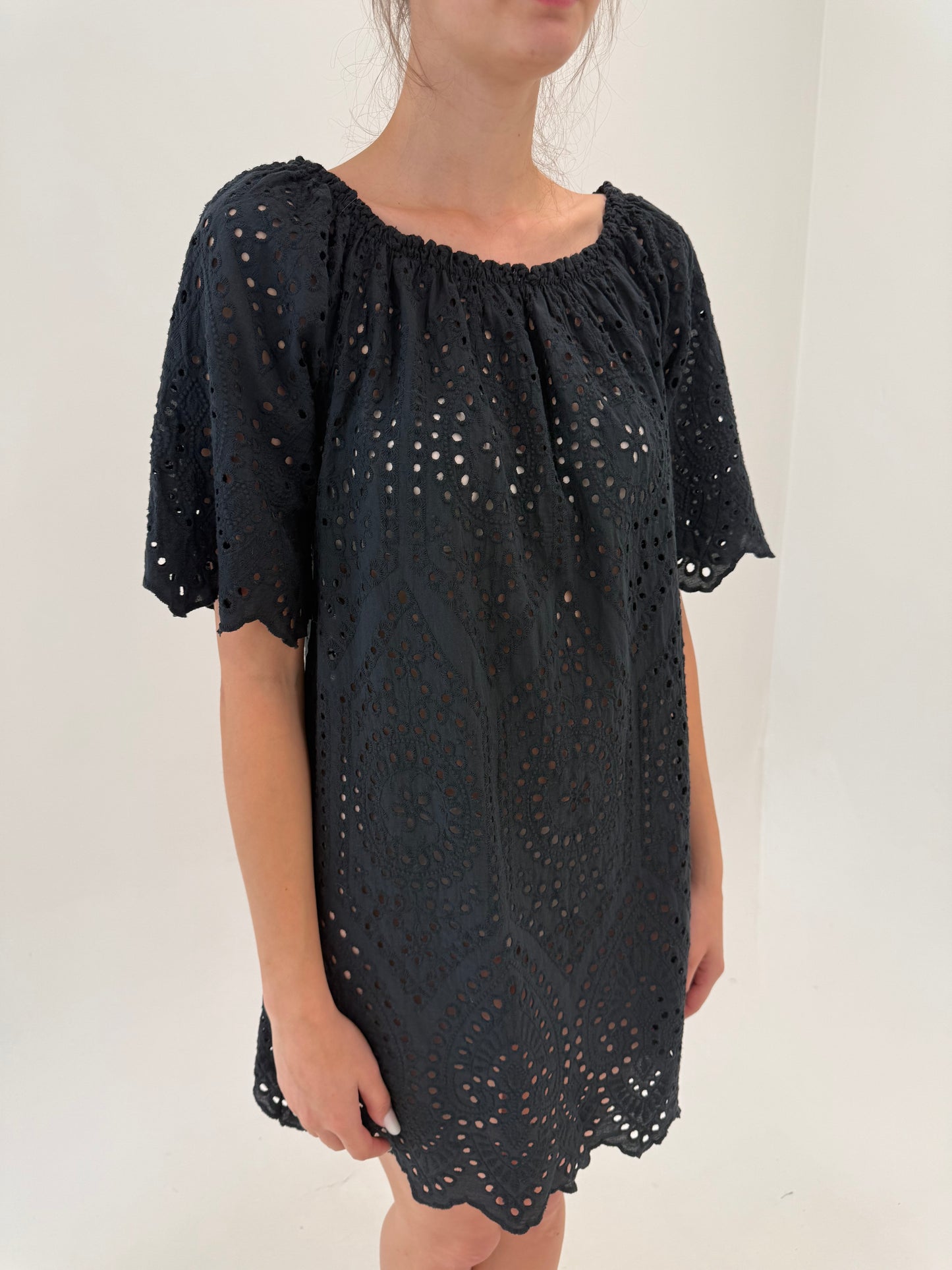 Rochie / tunică neagră integral cu broderie anglaise și decolteu elastic