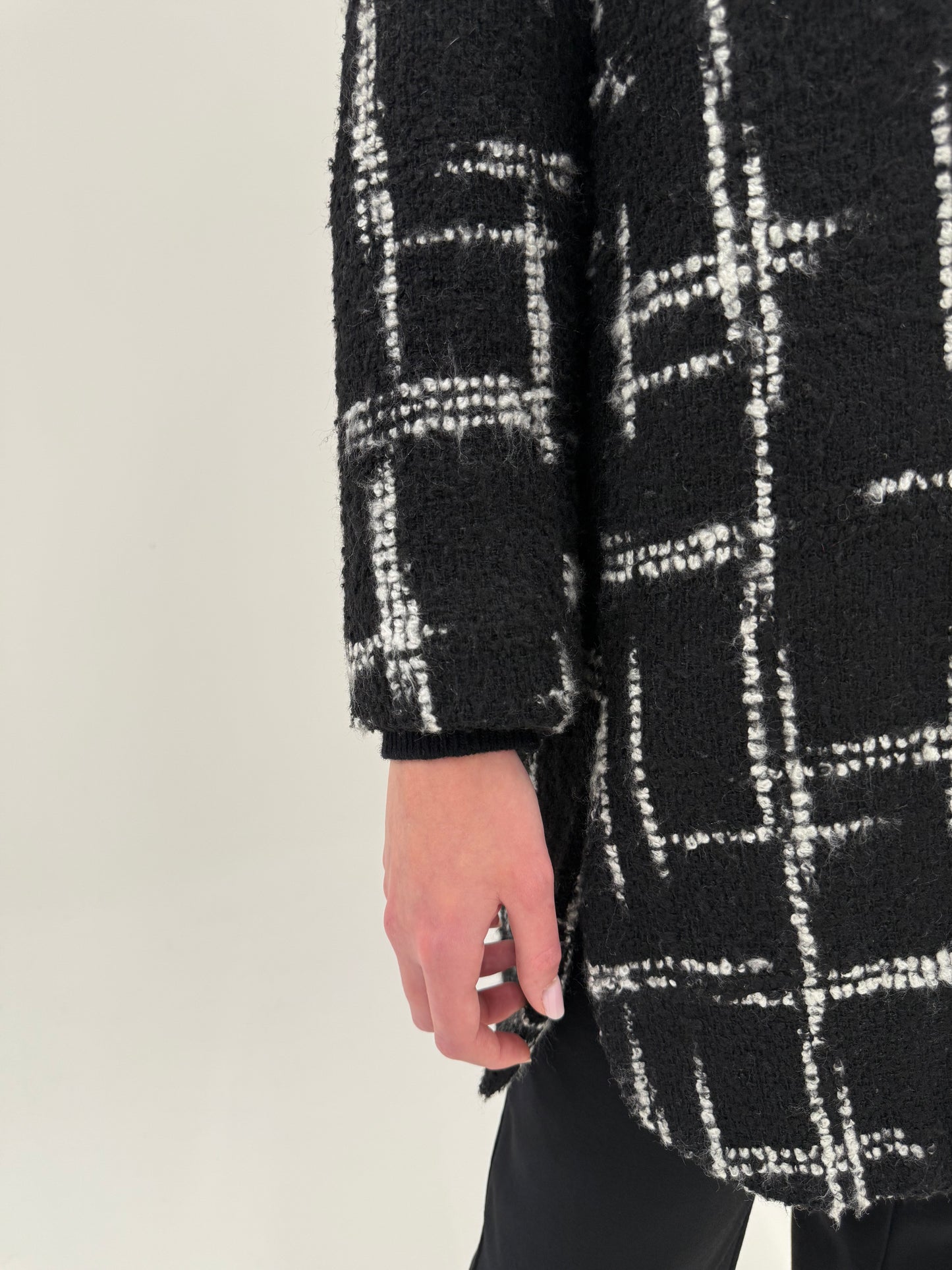 Palton italian petite în stil Chanel din boucle plin de lana alb negru