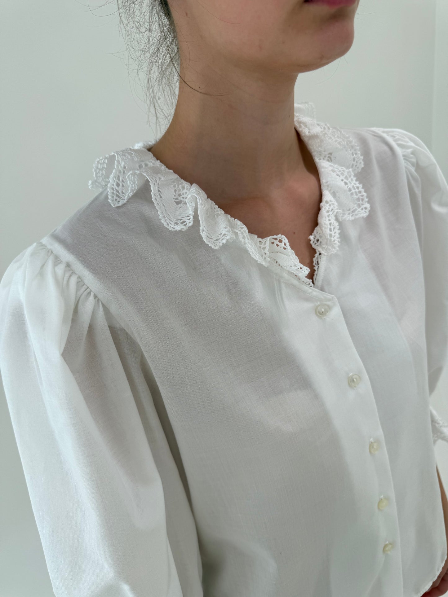 Cămașa vintage din panzica cu inserții superbe de dantelă macrame