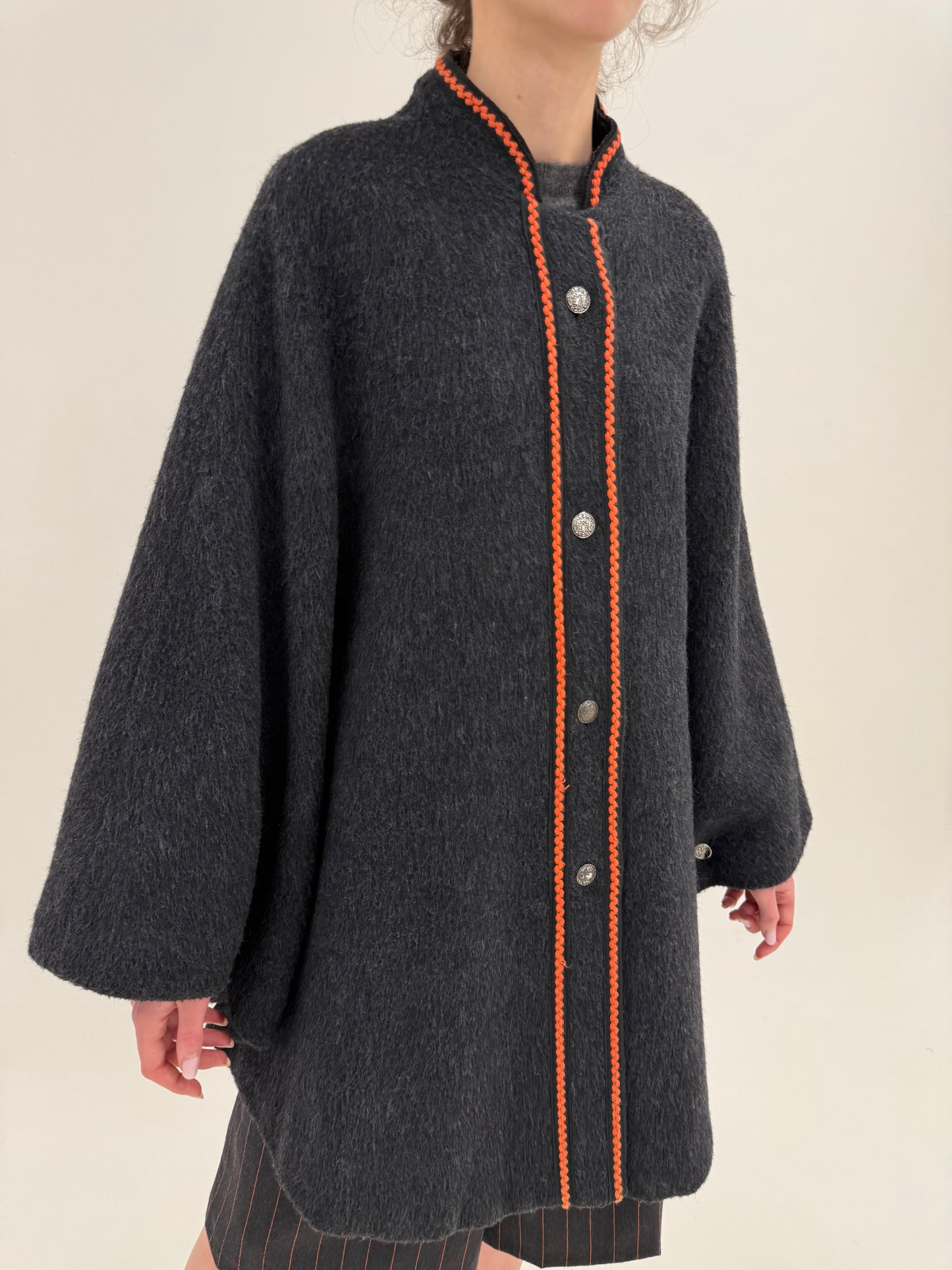 Capa groasă din lana și mohair cu inserții oranj pudrat super călduroasă