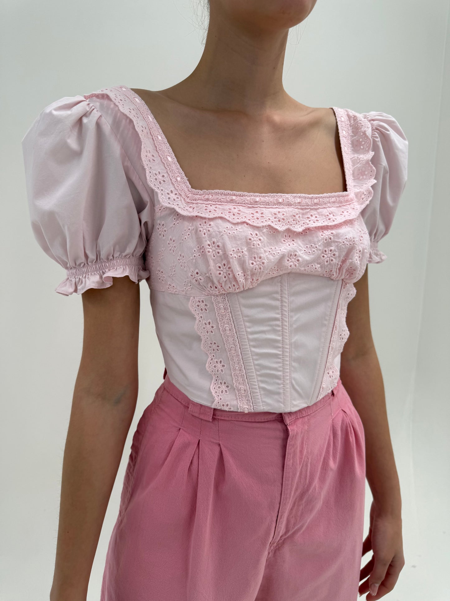 Corset powder Pink cu umeri bufanți și broderie anglaise