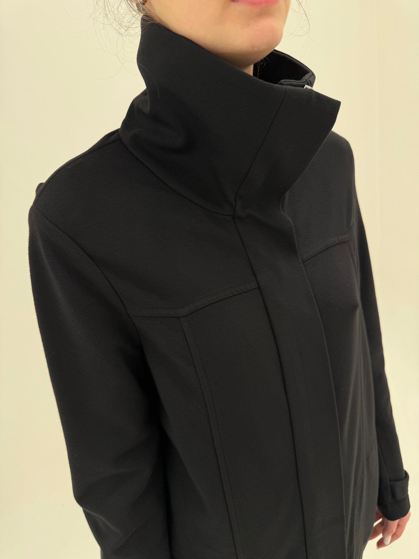 Jacheta Max Mara neagră cu influențe casual și stand collar din bumbac