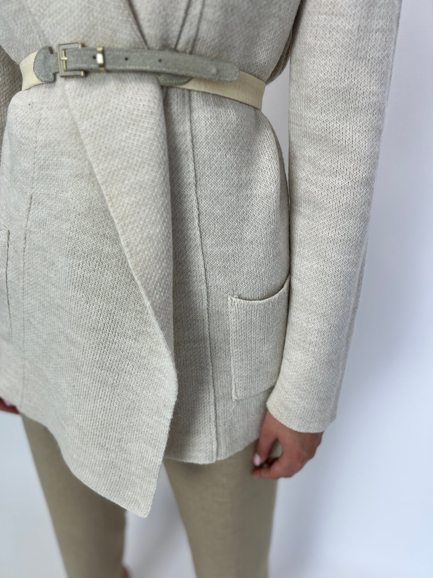 Cardigan din lana fina off white cu curea inclusă